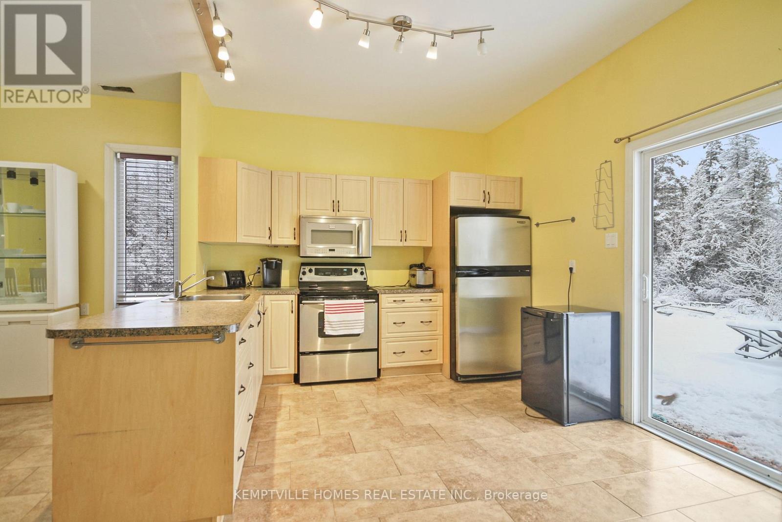 lower unit - 7151 Gallagher Road, Ottawa, ON - Indoor Photo Showing Kitchen