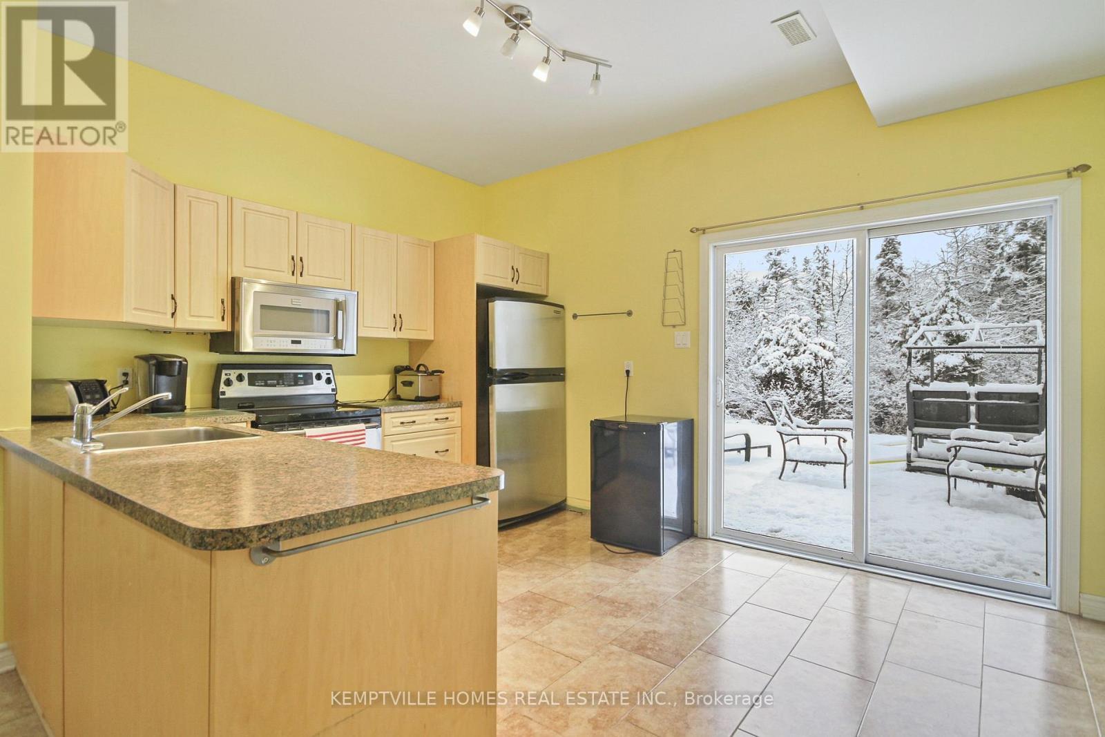 lower unit - 7151 Gallagher Road, Ottawa, ON - Indoor Photo Showing Kitchen