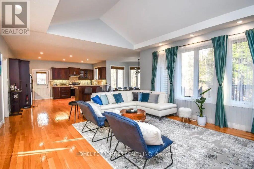 42 Forest Circle, Tiny, ON - Indoor Photo Showing Living Room