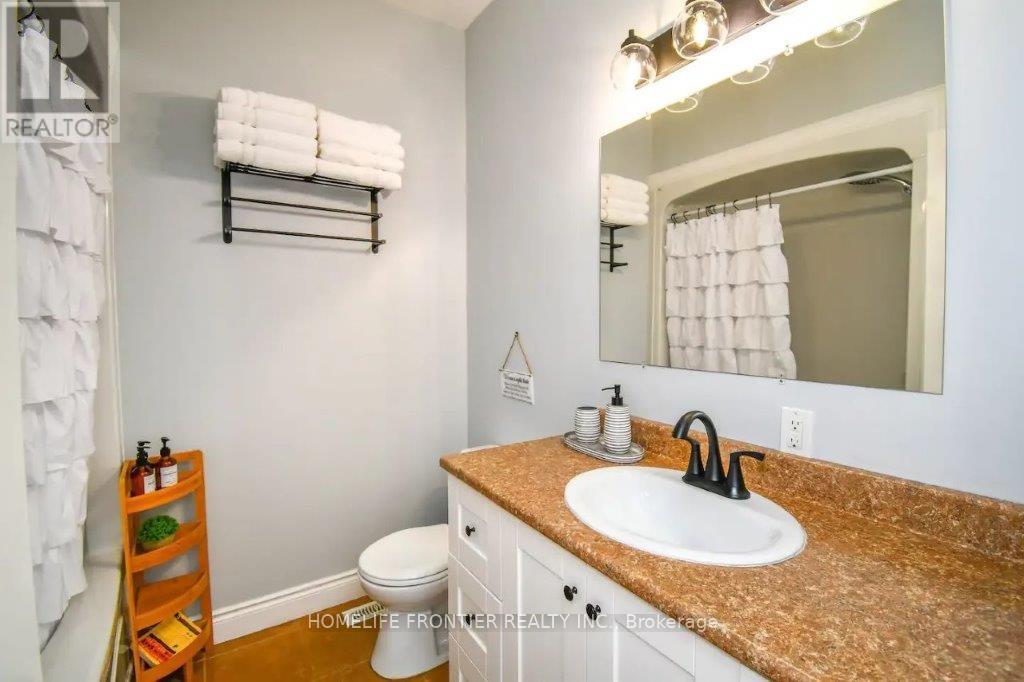 42 Forest Circle, Tiny, ON - Indoor Photo Showing Bathroom