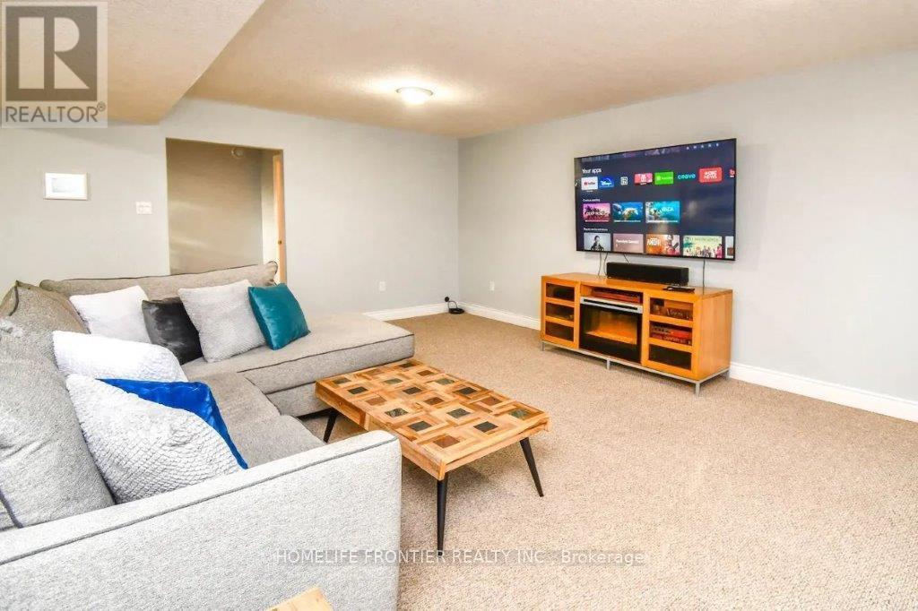 42 Forest Circle, Tiny, ON - Indoor Photo Showing Living Room