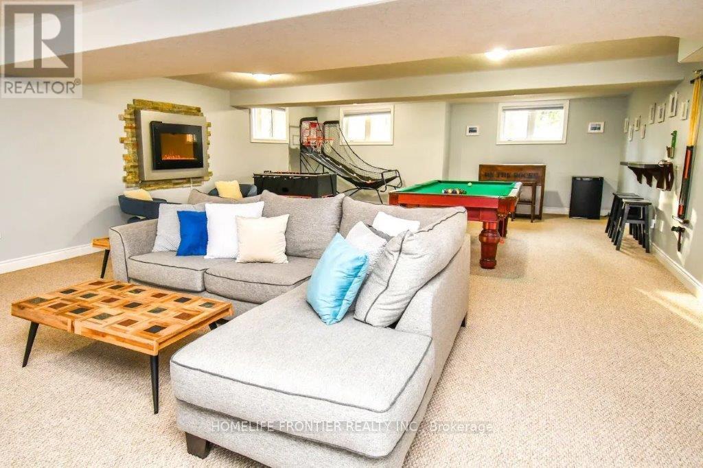 42 Forest Circle, Tiny, ON - Indoor Photo Showing Other Room