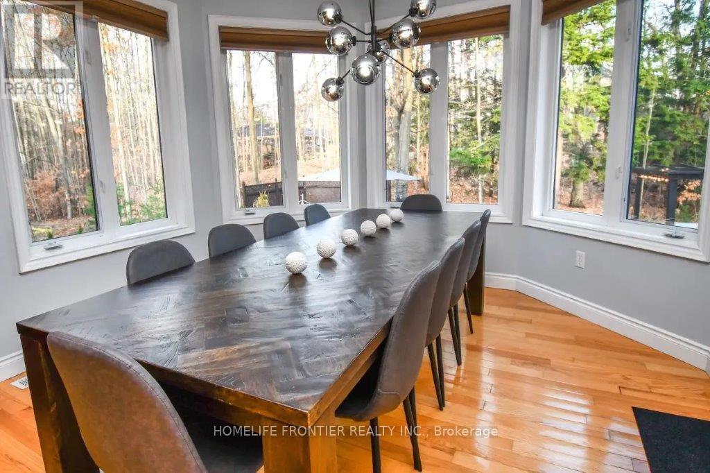 42 Forest Circle, Tiny, ON - Indoor Photo Showing Dining Room