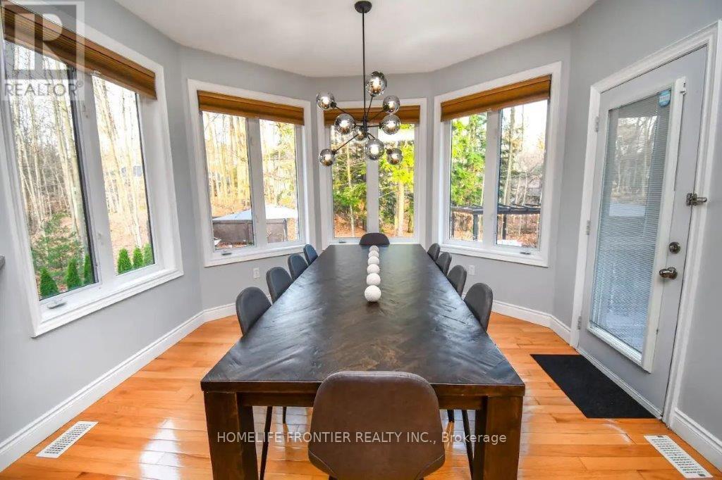 42 Forest Circle, Tiny, ON - Indoor Photo Showing Dining Room