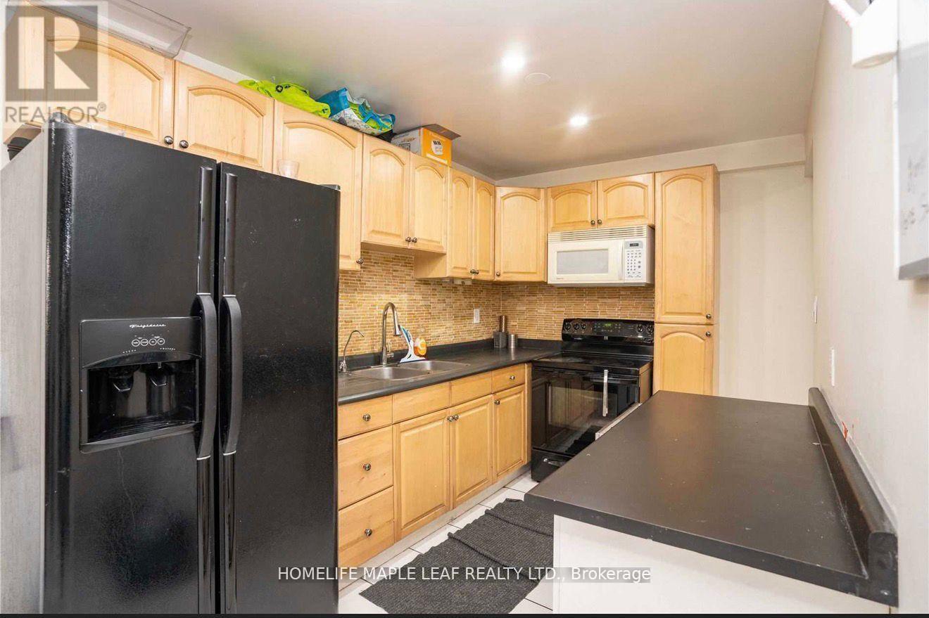 11 Rusthall Way, Brampton, ON - Indoor Photo Showing Kitchen With Double Sink