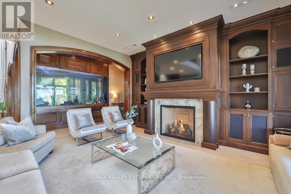 1500 Watersedge Road, Mississauga, ON - Indoor Photo Showing Living Room With Fireplace