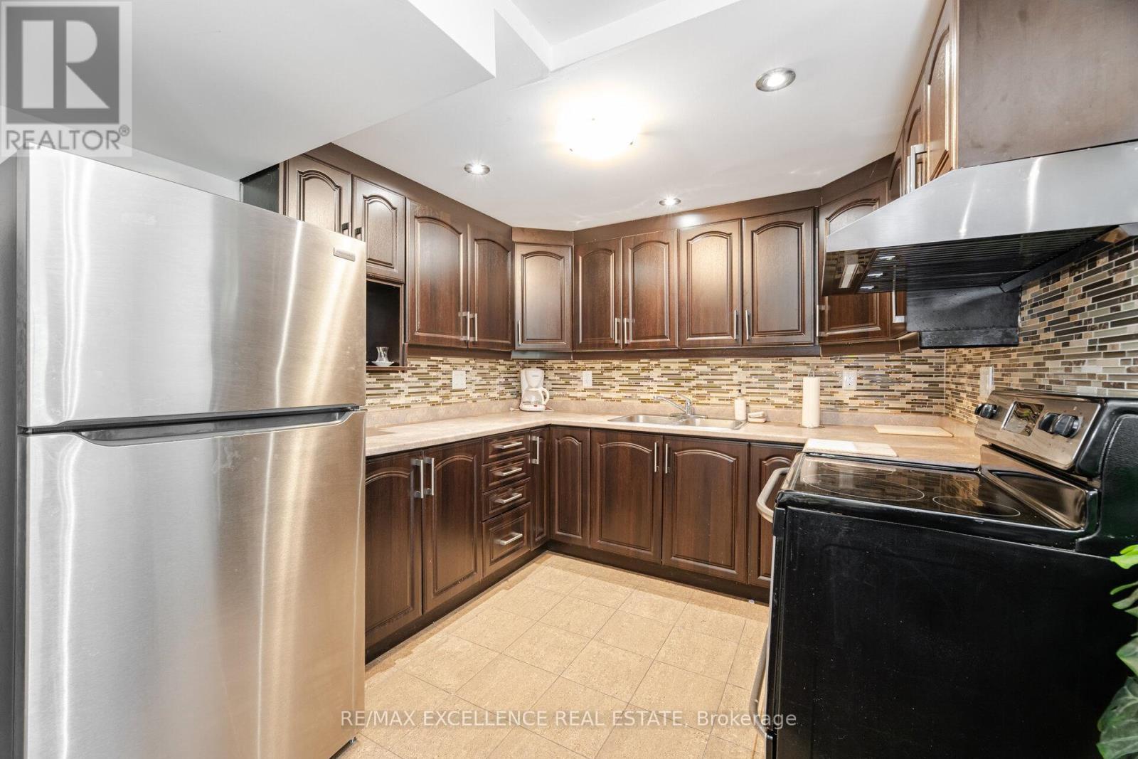 73 Gardenbrooke Trail, Brampton, ON - Indoor Photo Showing Kitchen With Stainless Steel Kitchen With Upgraded Kitchen