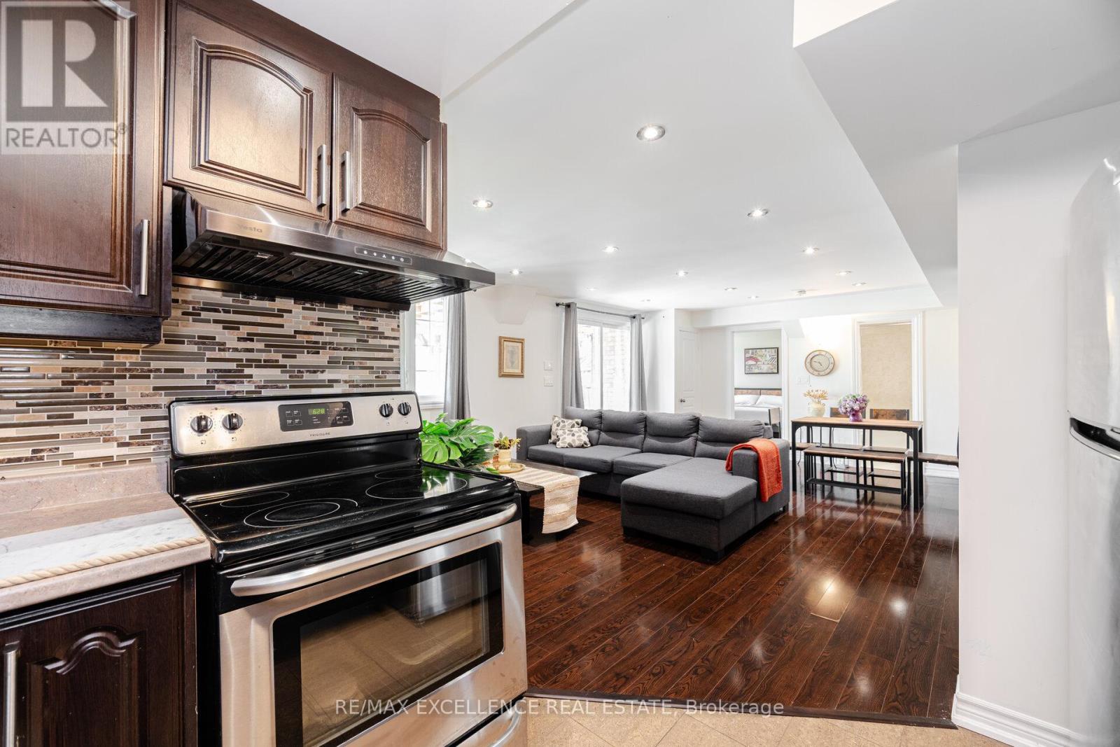 73 Gardenbrooke Trail, Brampton, ON - Indoor Photo Showing Kitchen