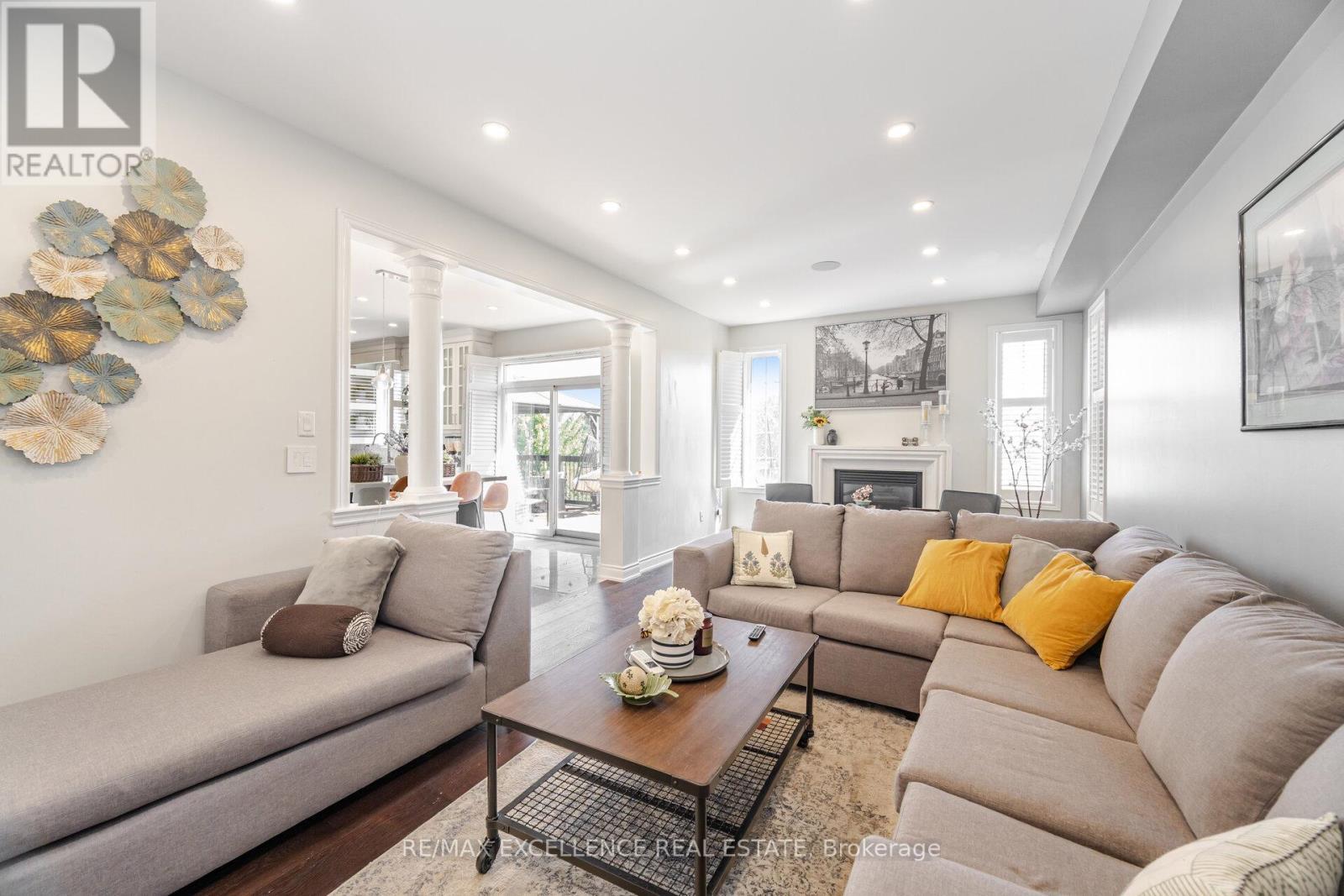 73 Gardenbrooke Trail, Brampton, ON - Indoor Photo Showing Living Room