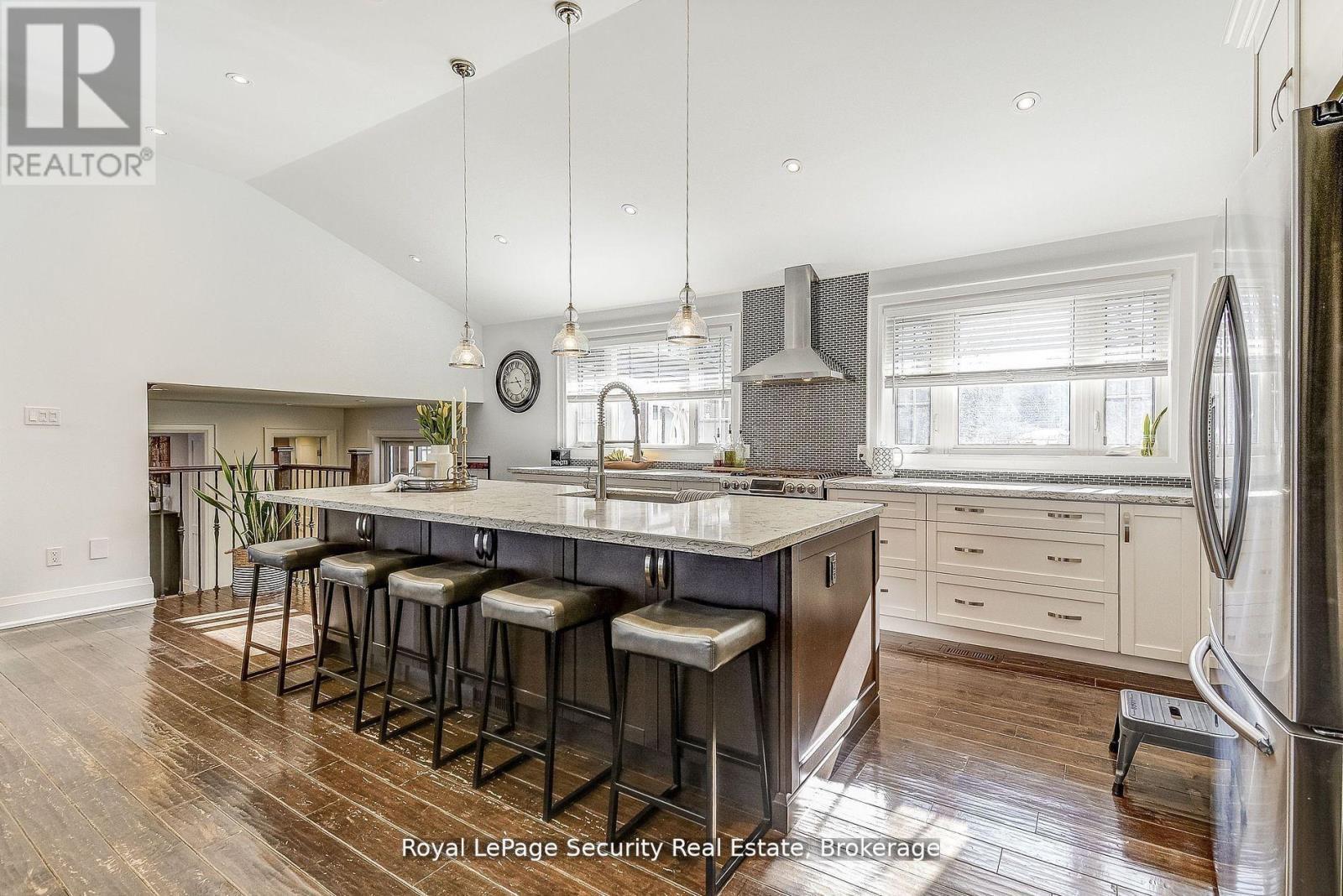 11310 Trafalgar Road, Halton Hills, ON - Indoor Photo Showing Kitchen With Upgraded Kitchen