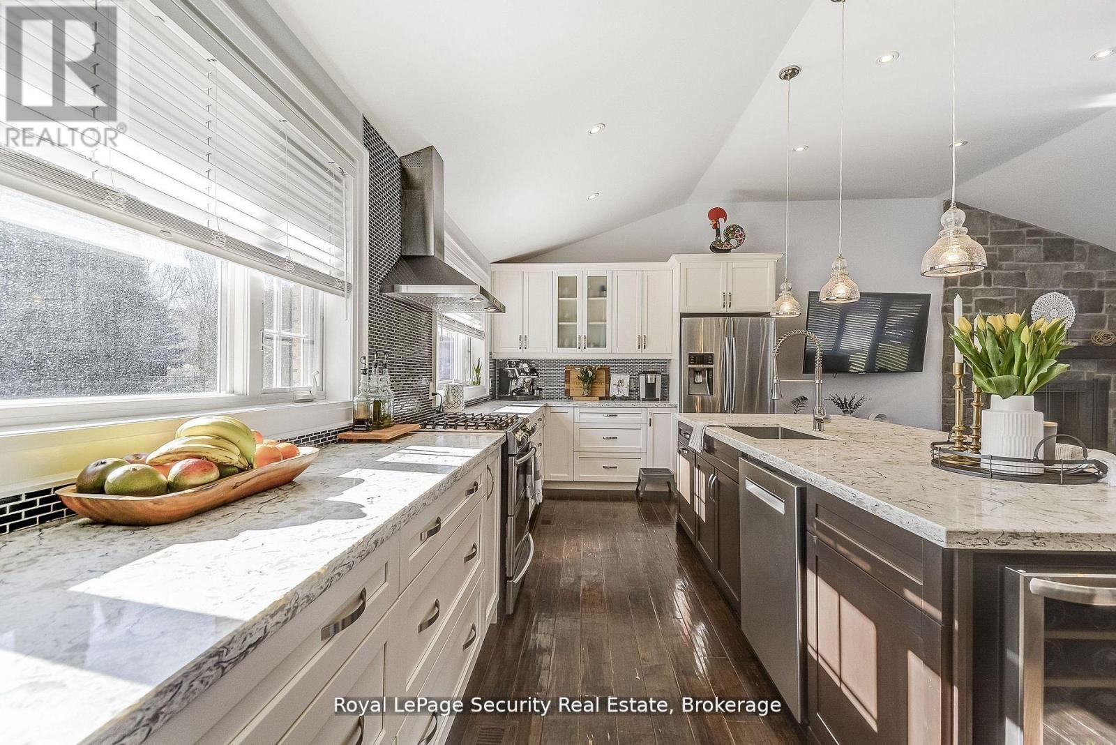 11310 Trafalgar Road, Halton Hills, ON - Indoor Photo Showing Kitchen With Upgraded Kitchen
