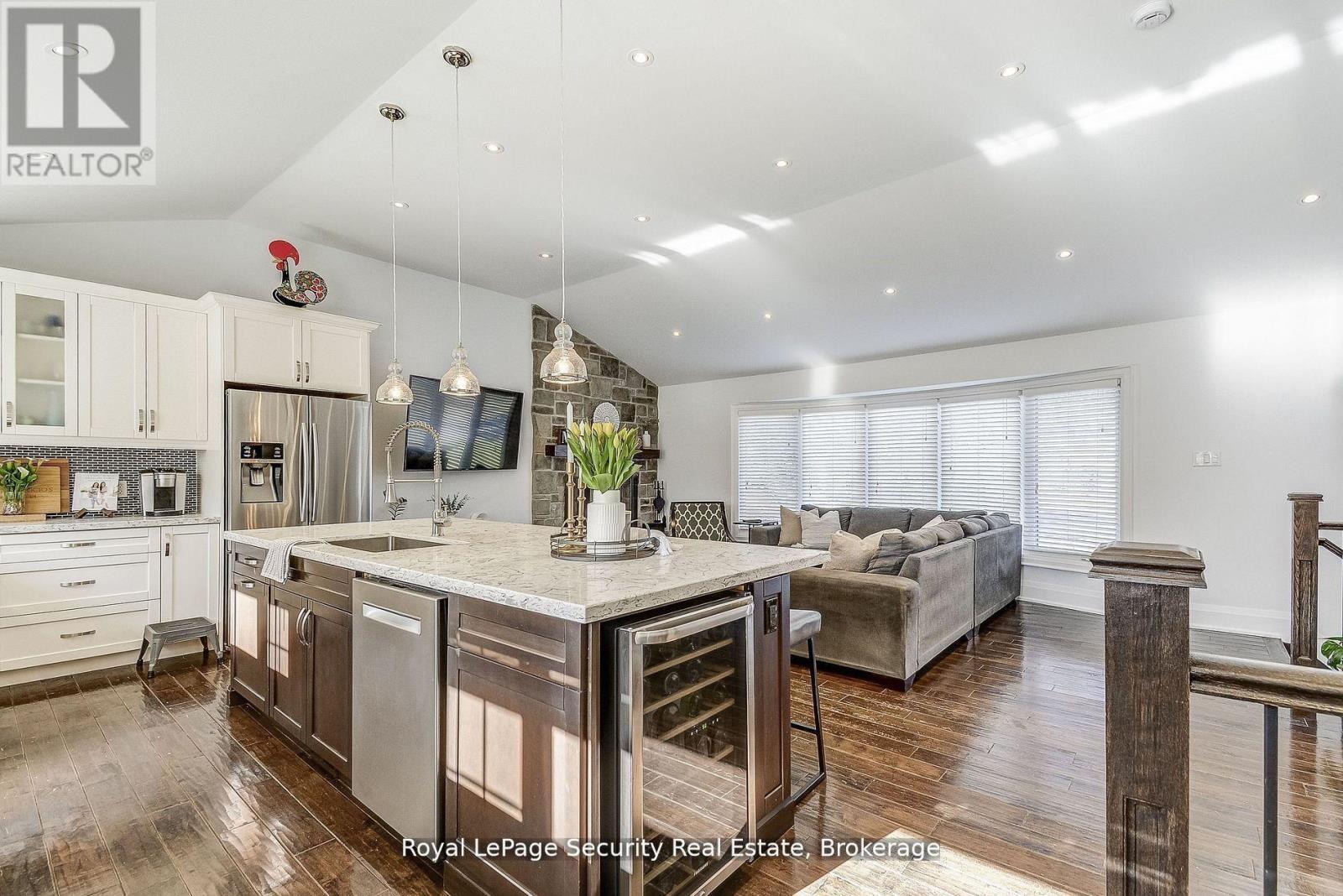 11310 Trafalgar Road, Halton Hills, ON - Indoor Photo Showing Kitchen With Upgraded Kitchen