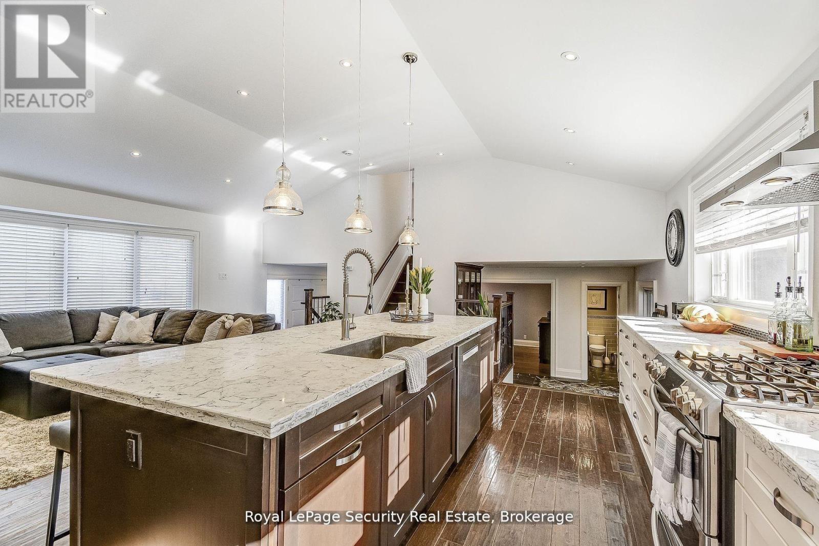 11310 Trafalgar Road, Halton Hills, ON - Indoor Photo Showing Kitchen With Upgraded Kitchen