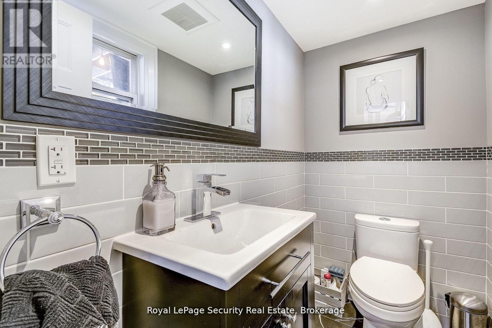 11310 Trafalgar Road, Halton Hills, ON - Indoor Photo Showing Bathroom