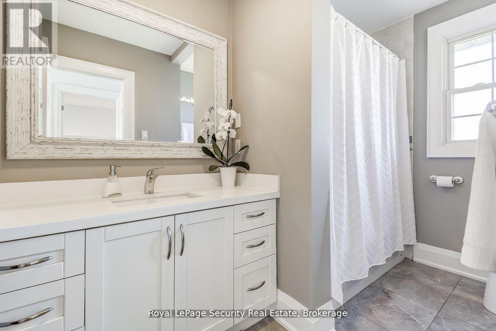11310 Trafalgar Road, Halton Hills, ON - Indoor Photo Showing Bathroom