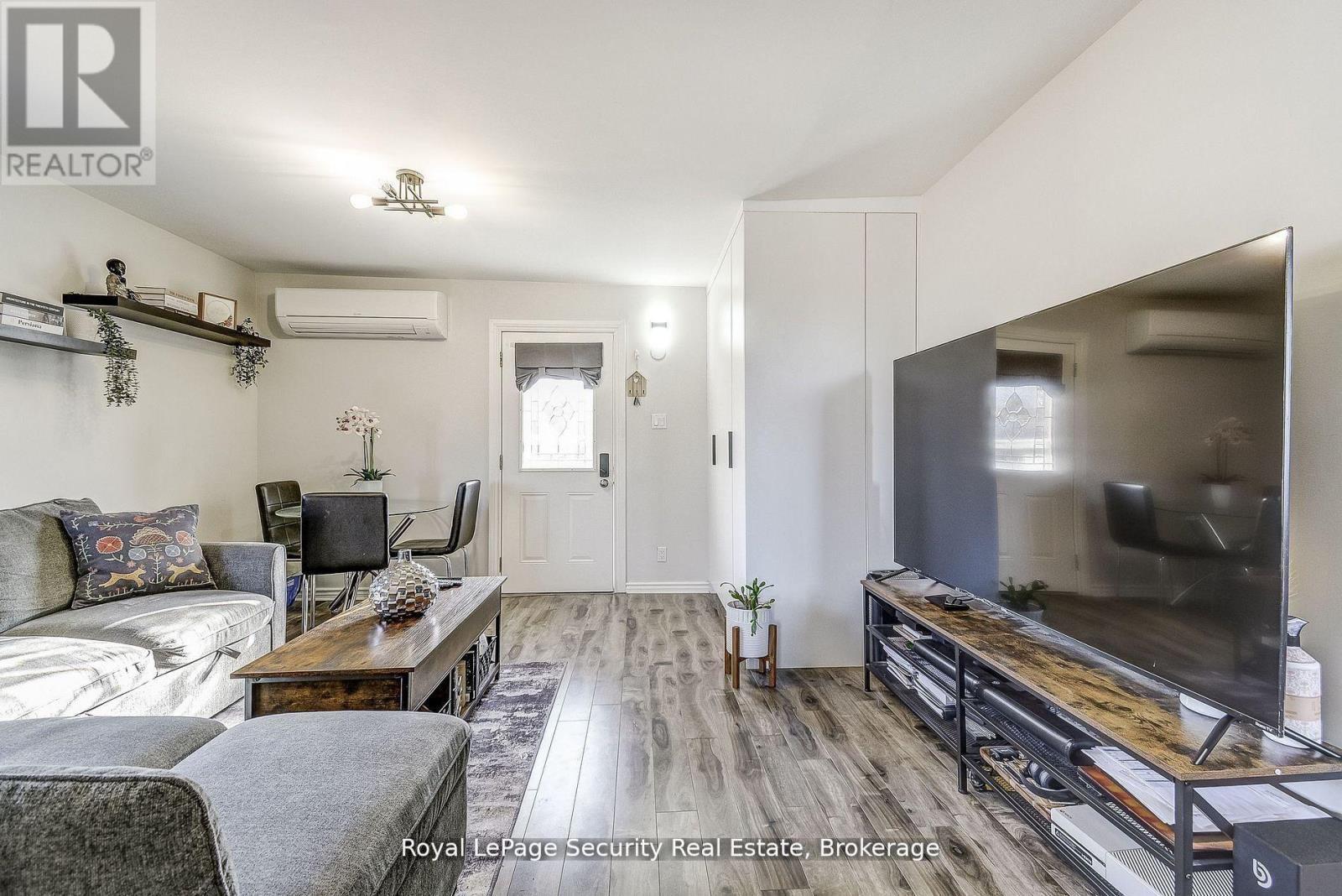 11310 Trafalgar Road, Halton Hills, ON - Indoor Photo Showing Living Room