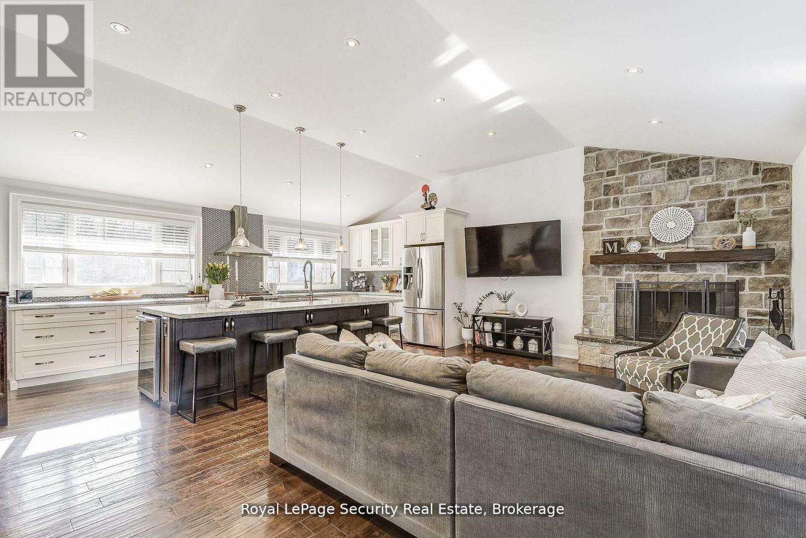 11310 Trafalgar Road, Halton Hills, ON - Indoor Photo Showing Living Room
