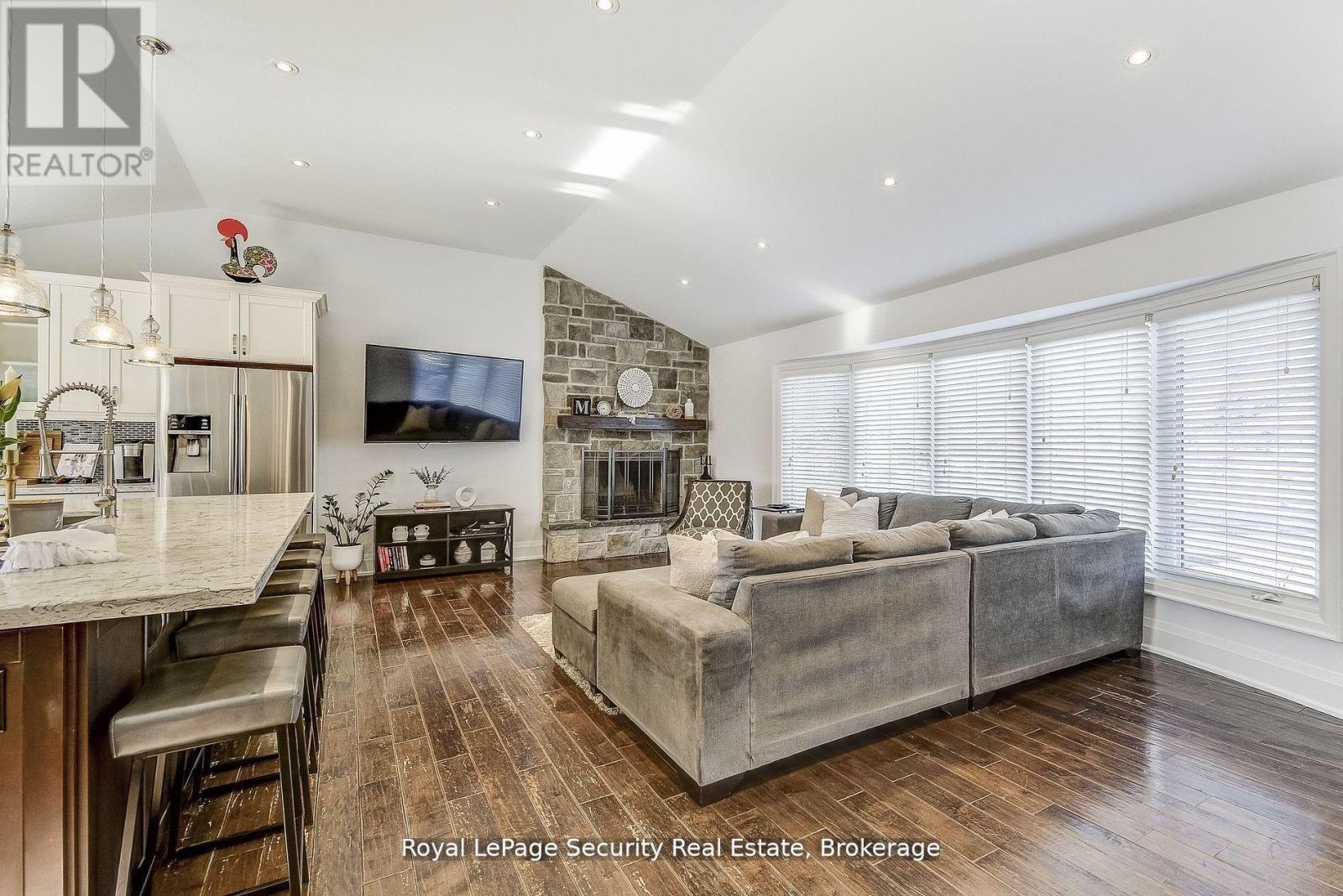 11310 Trafalgar Road, Halton Hills, ON - Indoor Photo Showing Living Room With Fireplace