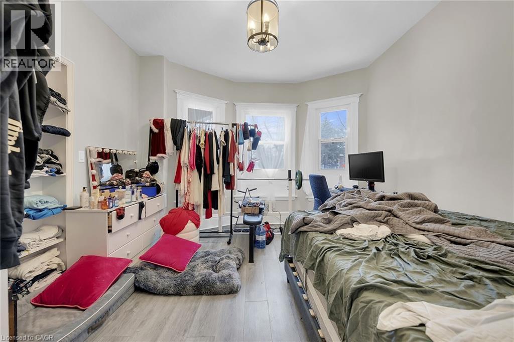 76 Wellington Street S, Hamilton, ON - Indoor Photo Showing Bedroom