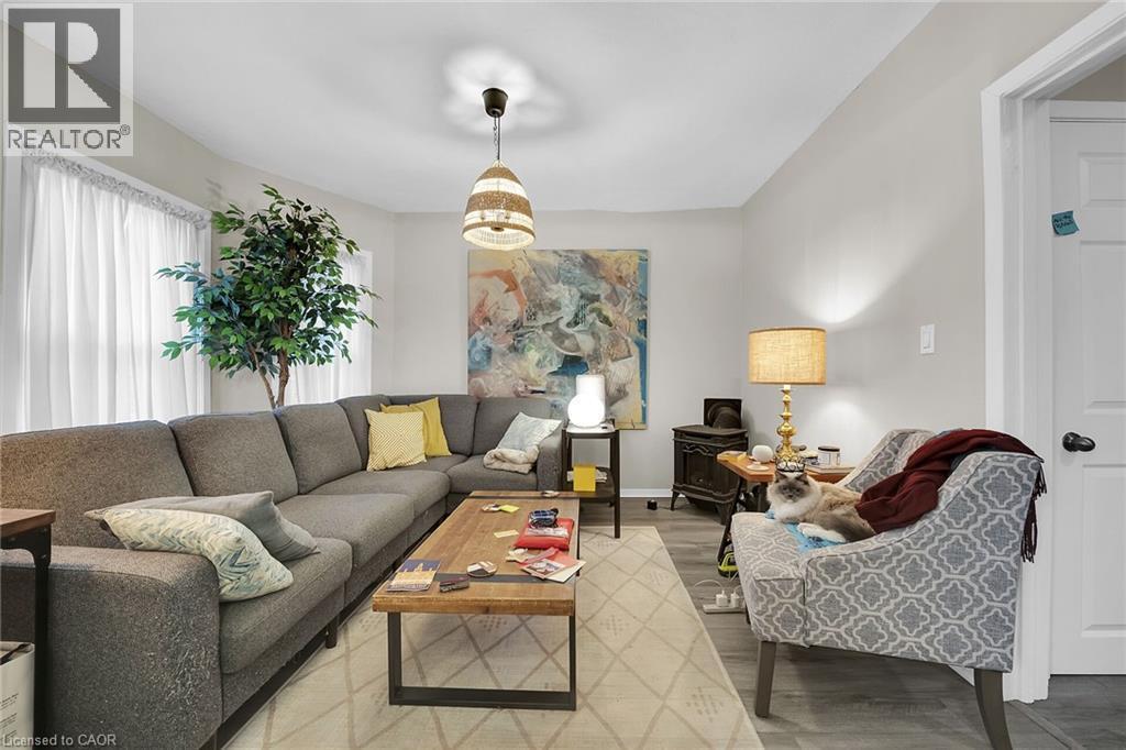 76 Wellington Street S, Hamilton, ON - Indoor Photo Showing Living Room