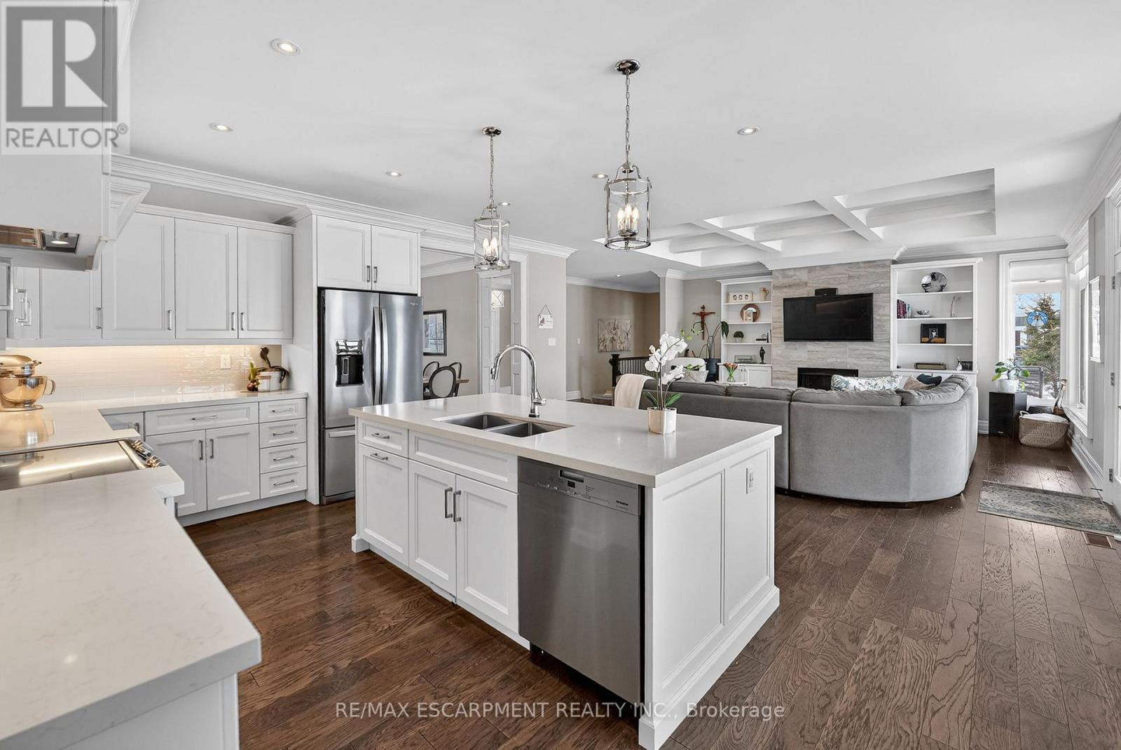 224 Mountain Road, Grimsby, ON - Indoor Photo Showing Kitchen With Double Sink With Upgraded Kitchen