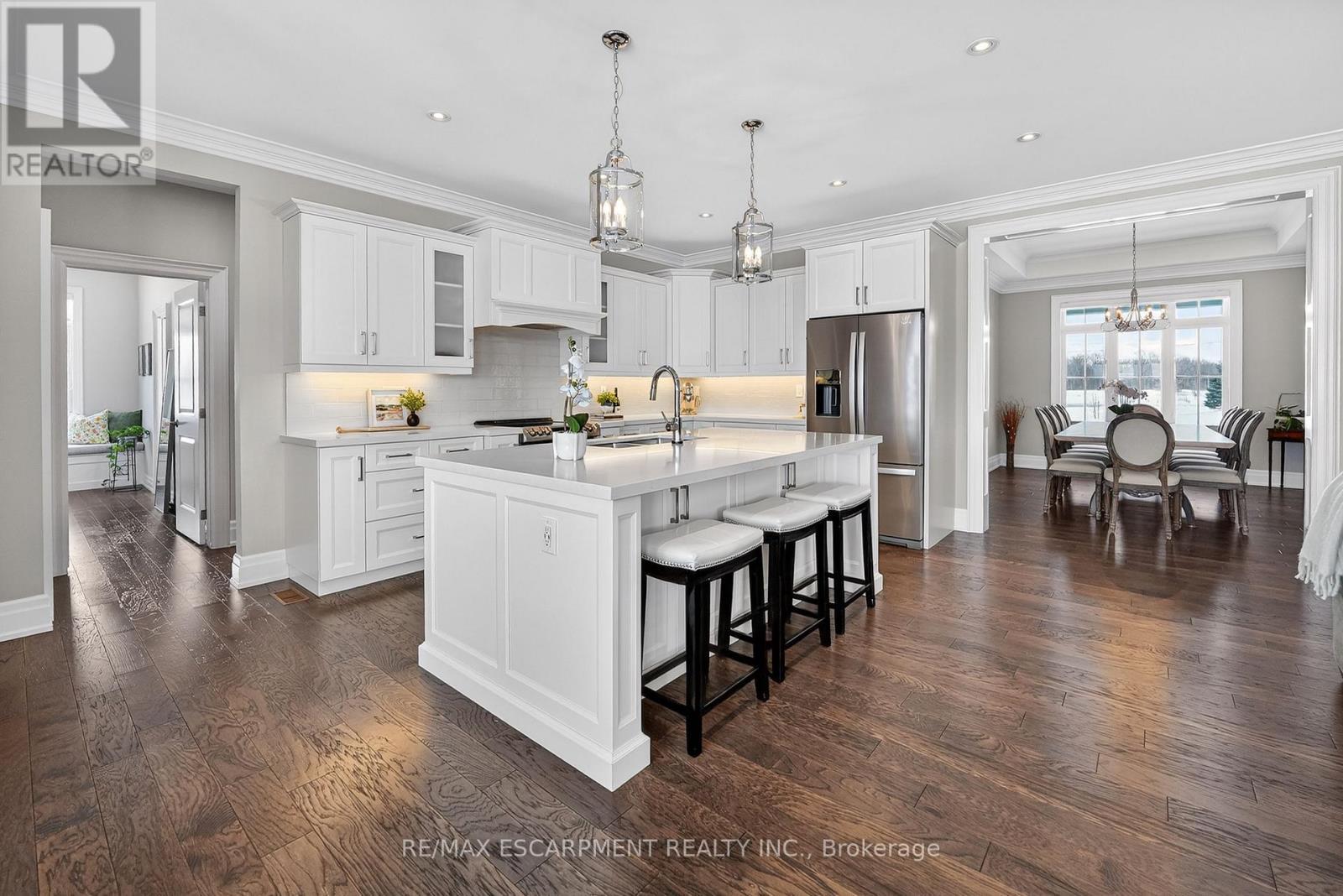 224 Mountain Road, Grimsby, ON - Indoor Photo Showing Kitchen With Upgraded Kitchen