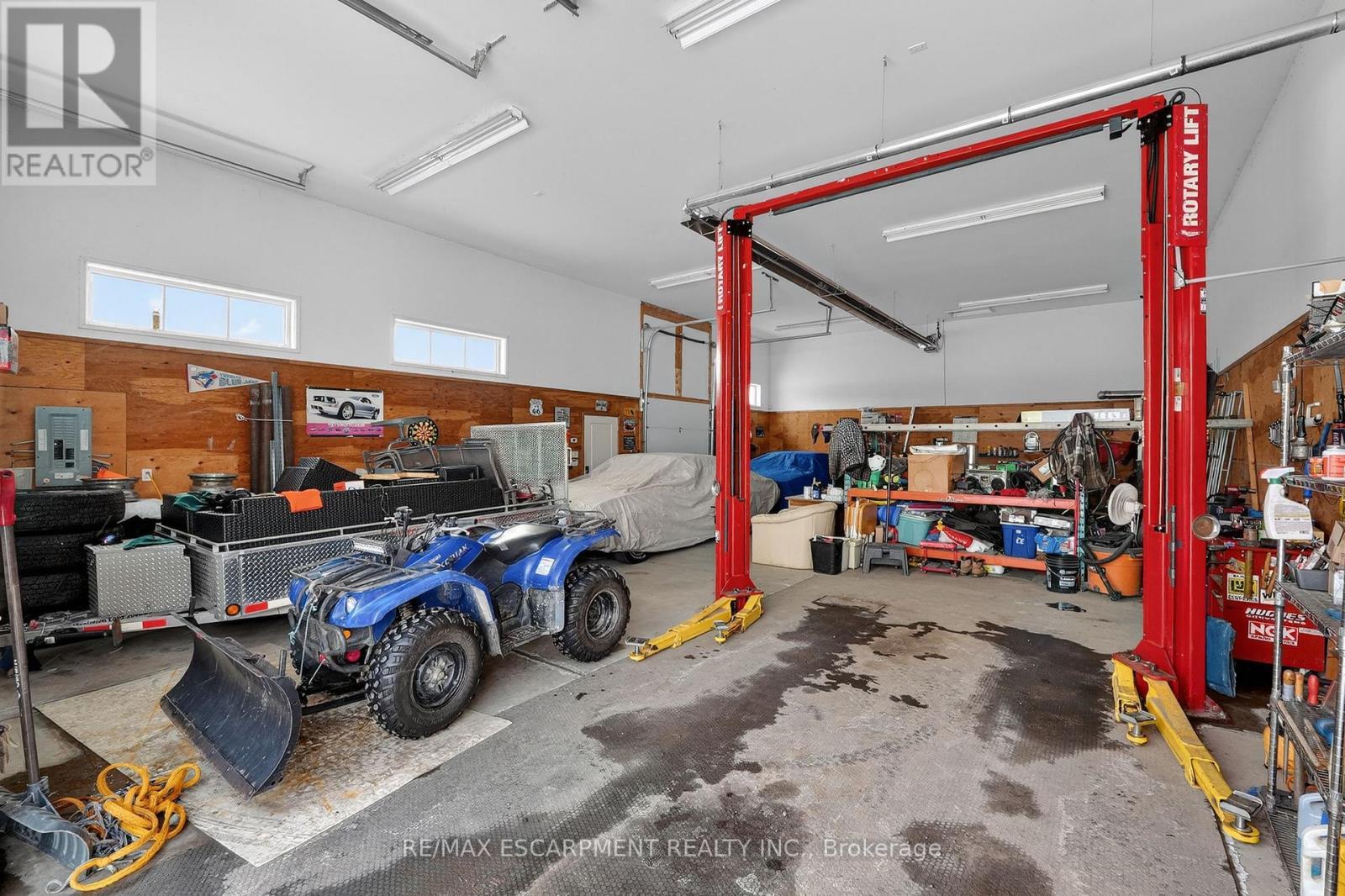 224 Mountain Road, Grimsby, ON - Indoor Photo Showing Garage