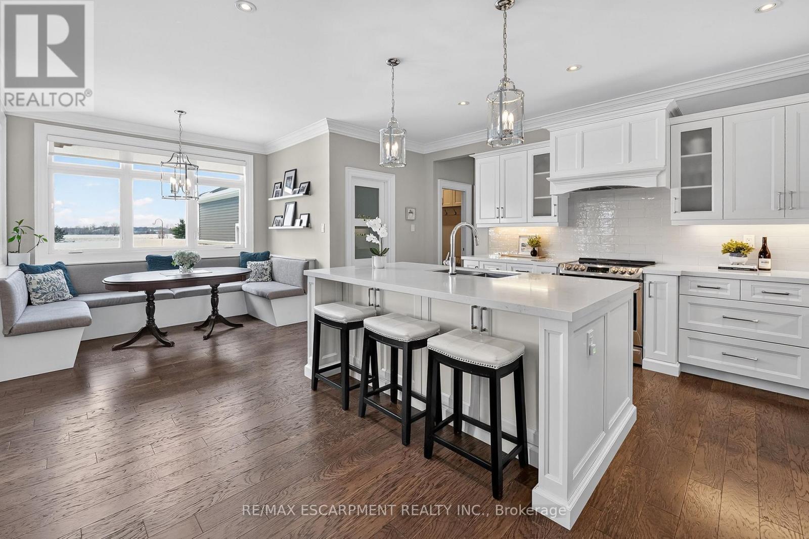 224 Mountain Road, Grimsby, ON - Indoor Photo Showing Kitchen With Upgraded Kitchen