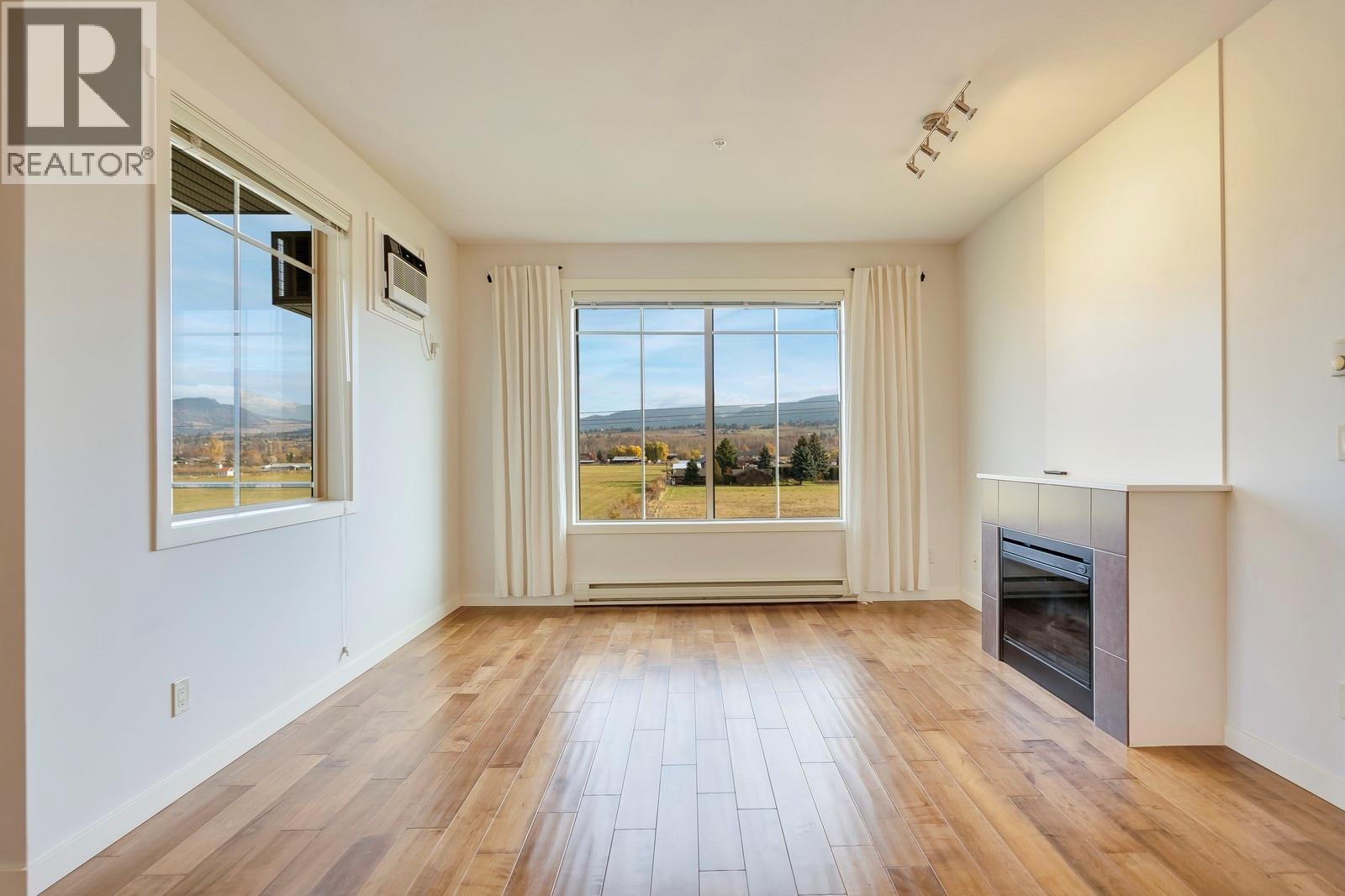 3739 Casorso Road Unit# 313, Kelowna, BC - Indoor With Fireplace