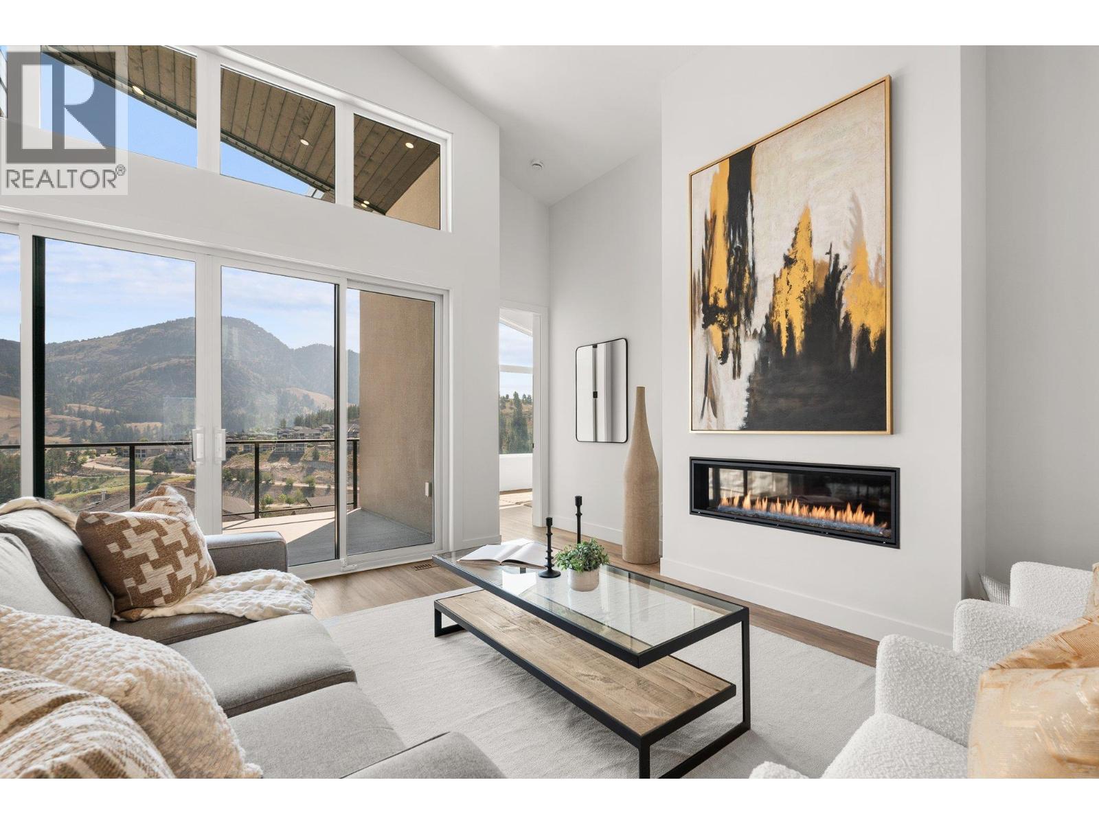 901 Melrose Street, Kelowna, BC - Indoor Photo Showing Living Room With Fireplace
