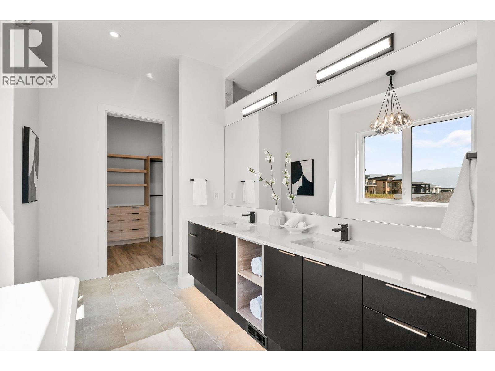 Primary Bathroom - 5PC - 901 Melrose Street, Kelowna, BC - Indoor