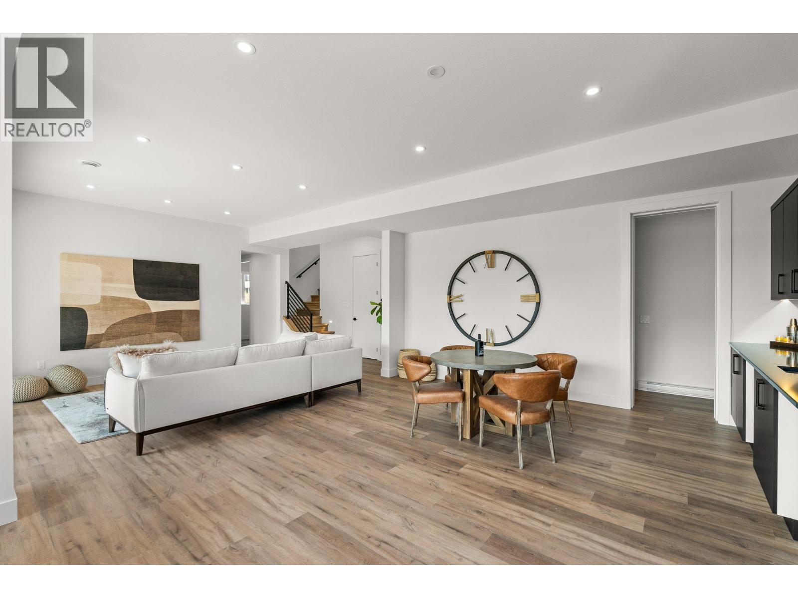 901 Melrose Street, Kelowna, BC - Indoor