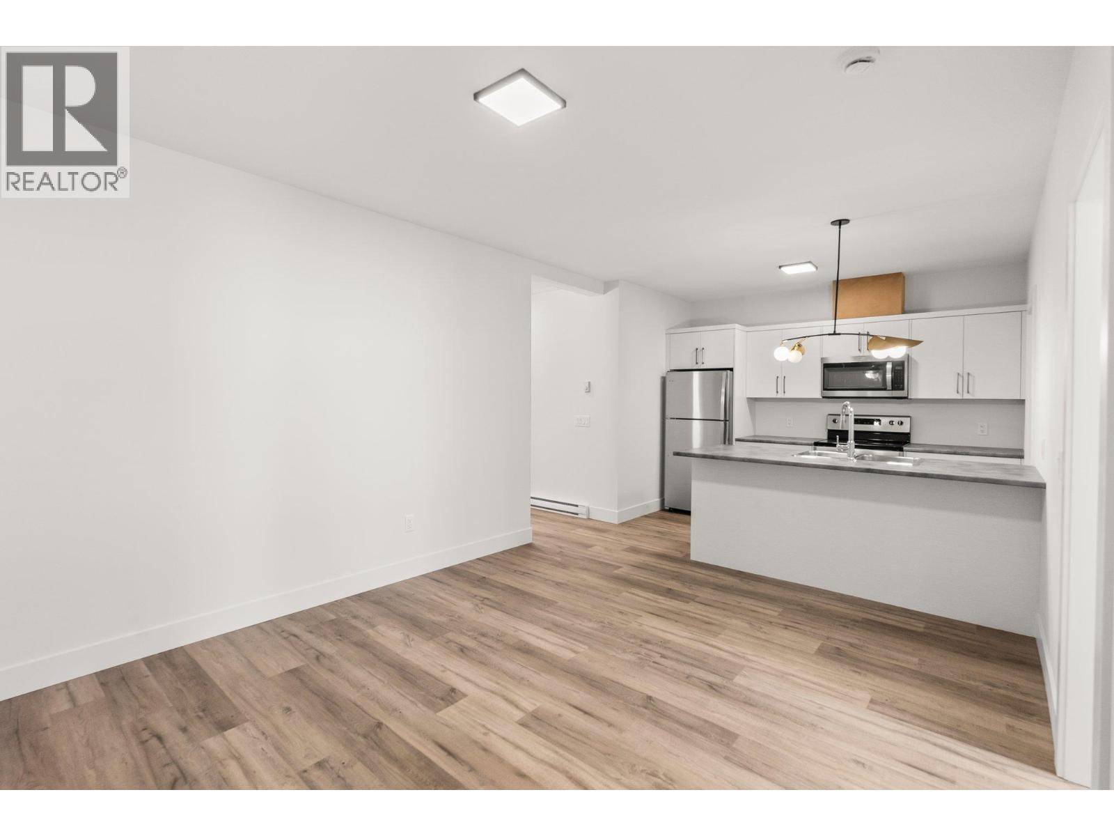 Legal Suite Kitchen/Living Room - 901 Melrose Street, Kelowna, BC - Indoor Photo Showing Kitchen
