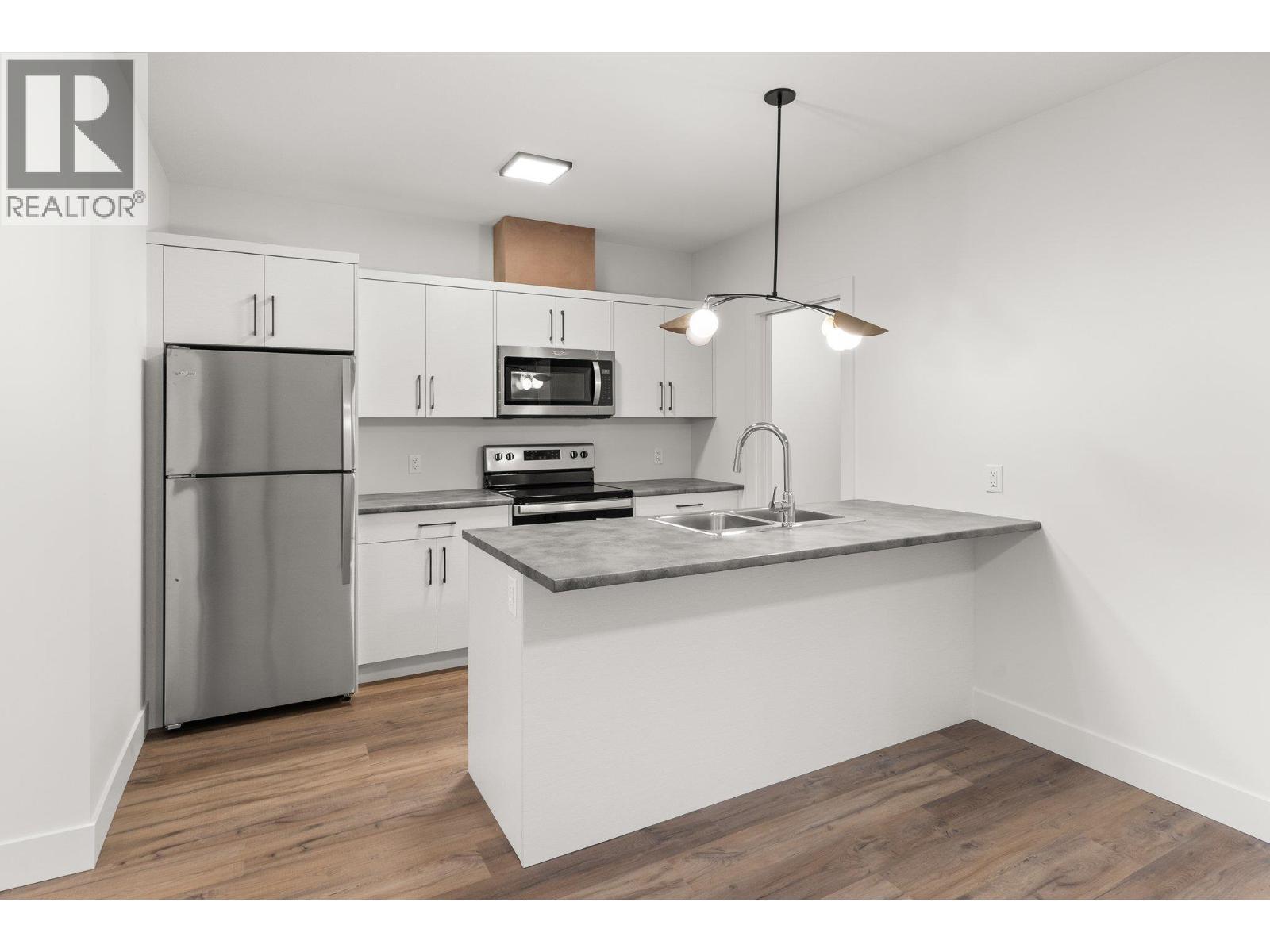 901 Melrose Street, Kelowna, BC - Indoor Photo Showing Kitchen