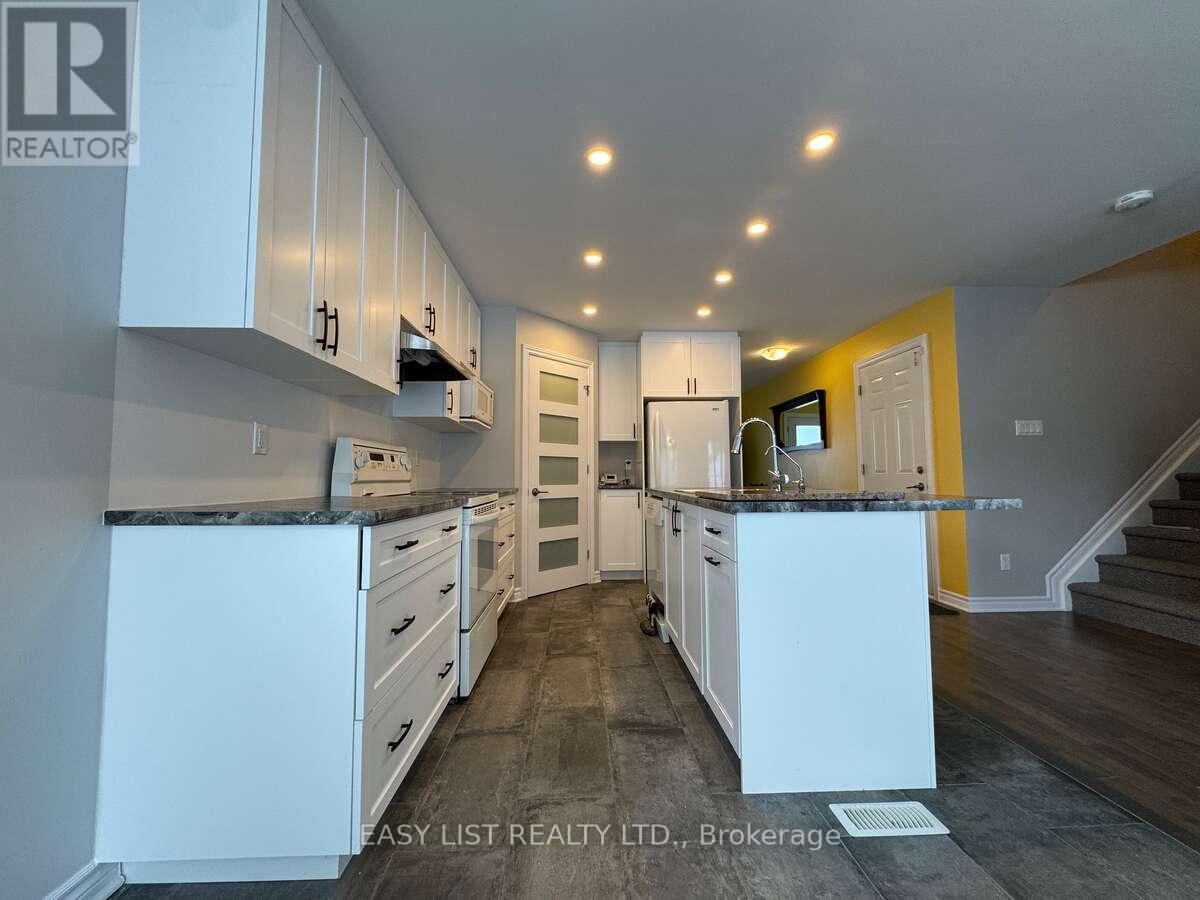 306 Belfort Crescent, Cornwall, ON - Indoor Photo Showing Kitchen With Upgraded Kitchen