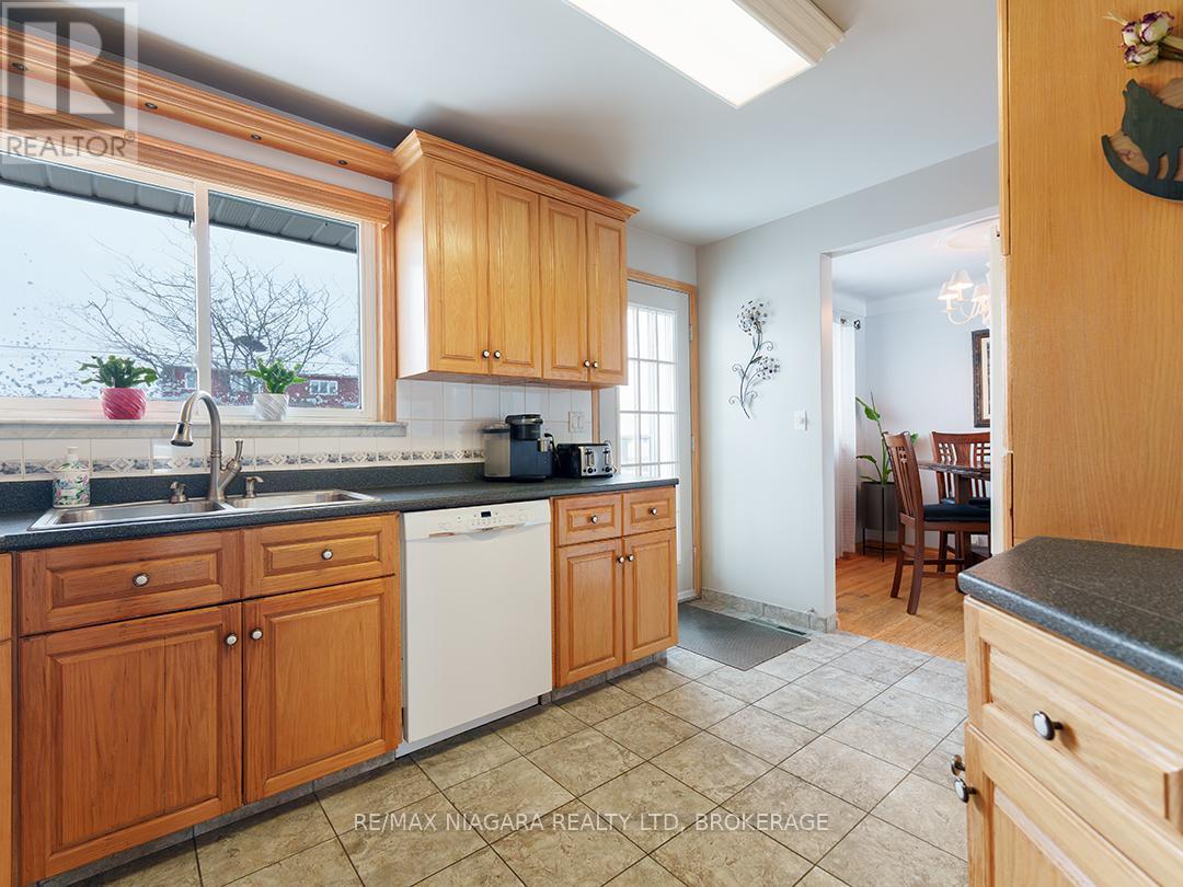 251 Clarke Street, Port Colborne (Killaly East), ON - Indoor Photo Showing Kitchen With Double Sink