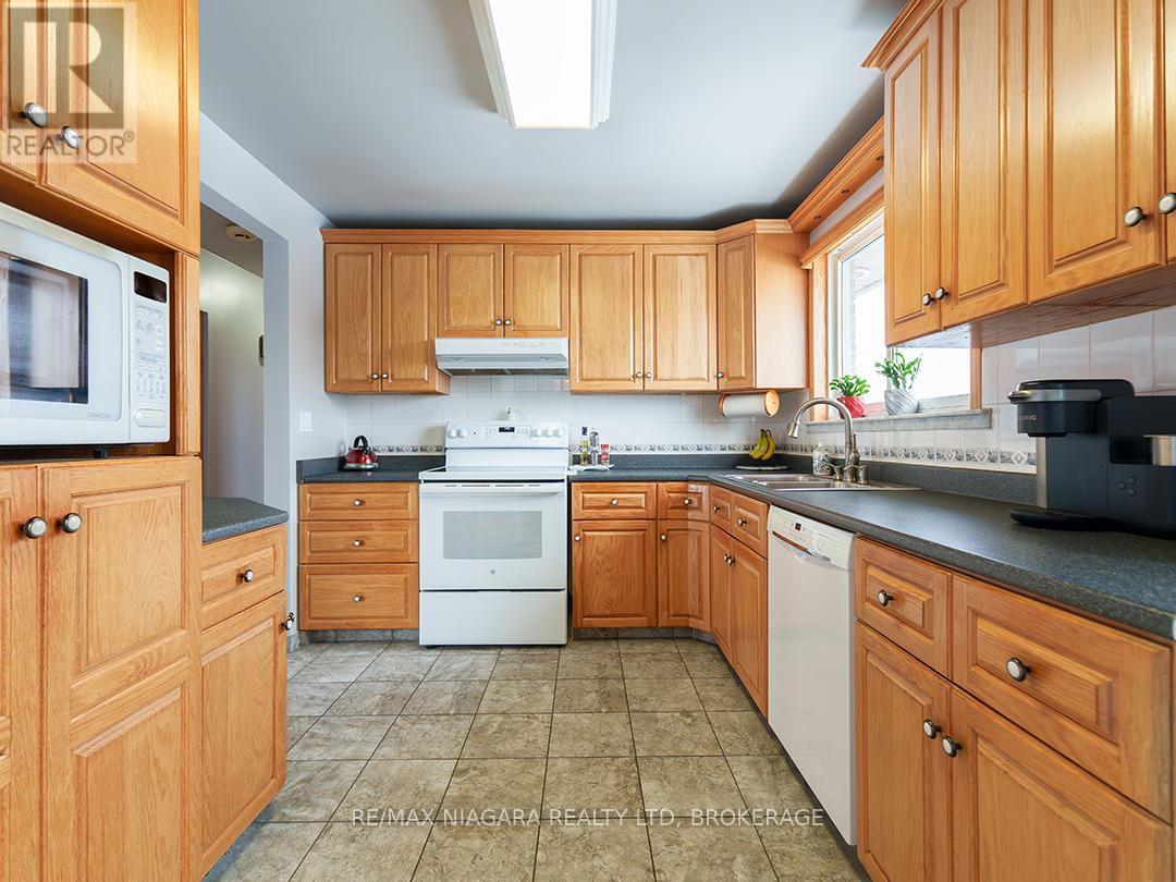 251 Clarke Street, Port Colborne (Killaly East), ON - Indoor Photo Showing Kitchen With Double Sink