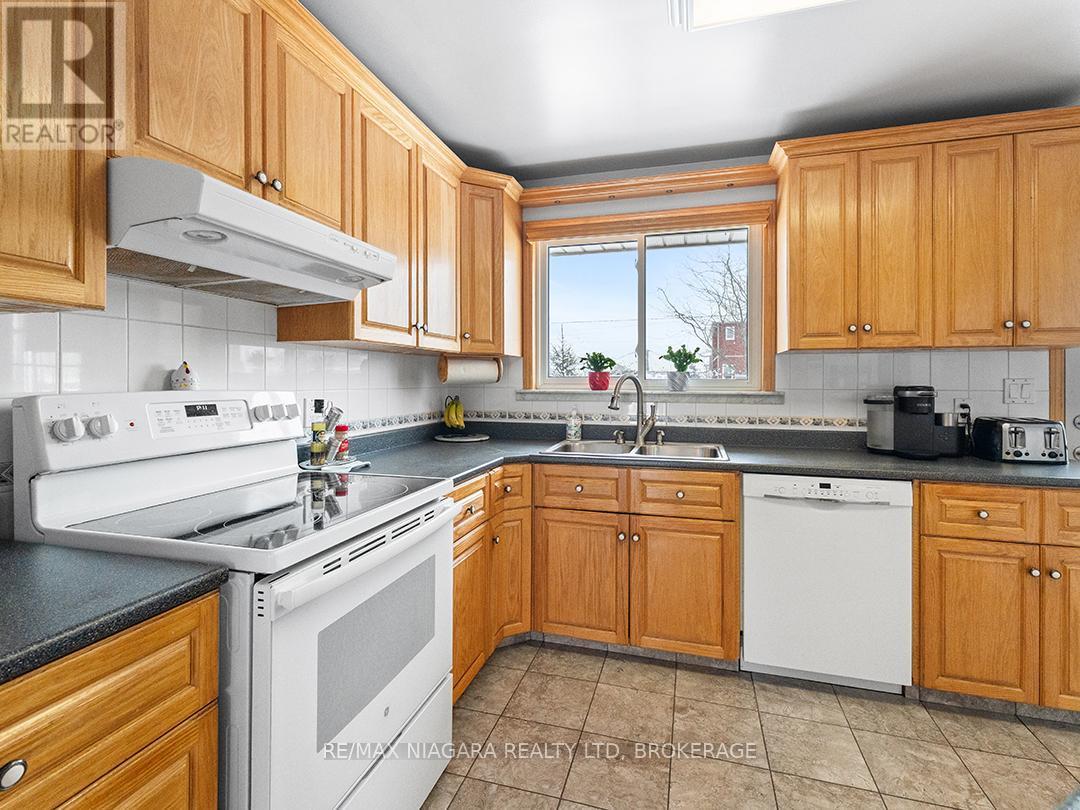 251 Clarke Street, Port Colborne (Killaly East), ON - Indoor Photo Showing Kitchen With Double Sink