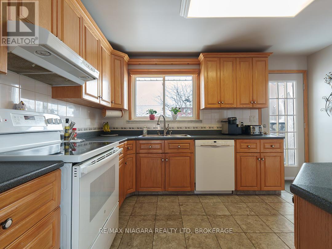 251 Clarke Street, Port Colborne (Killaly East), ON - Indoor Photo Showing Kitchen With Double Sink