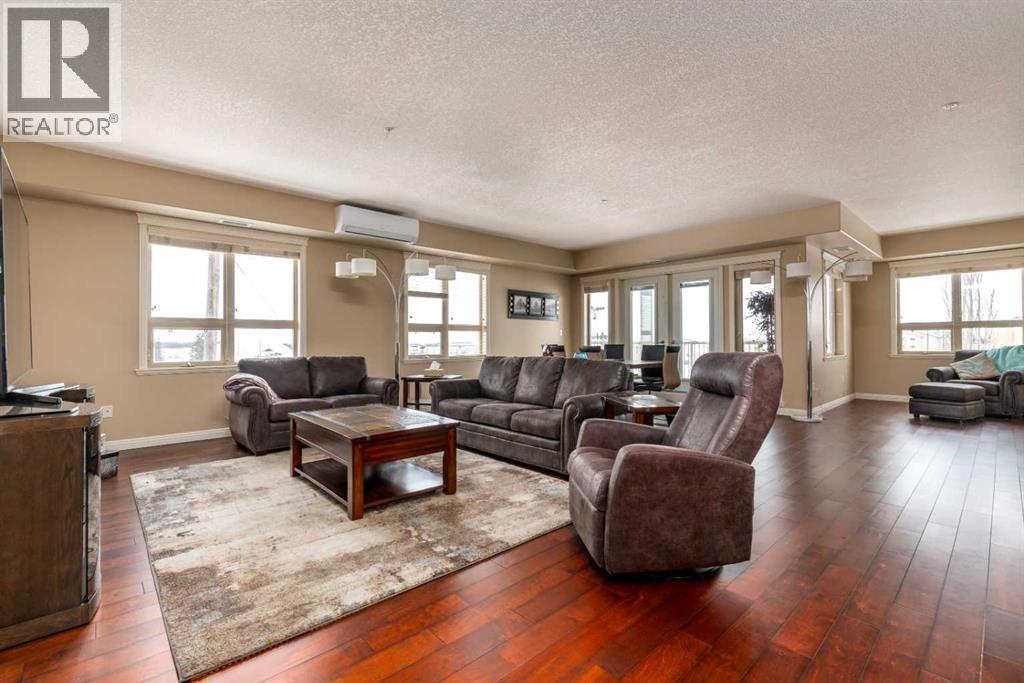 328, 4102 69 Avenue, Lloydminster, AB - Indoor Photo Showing Living Room