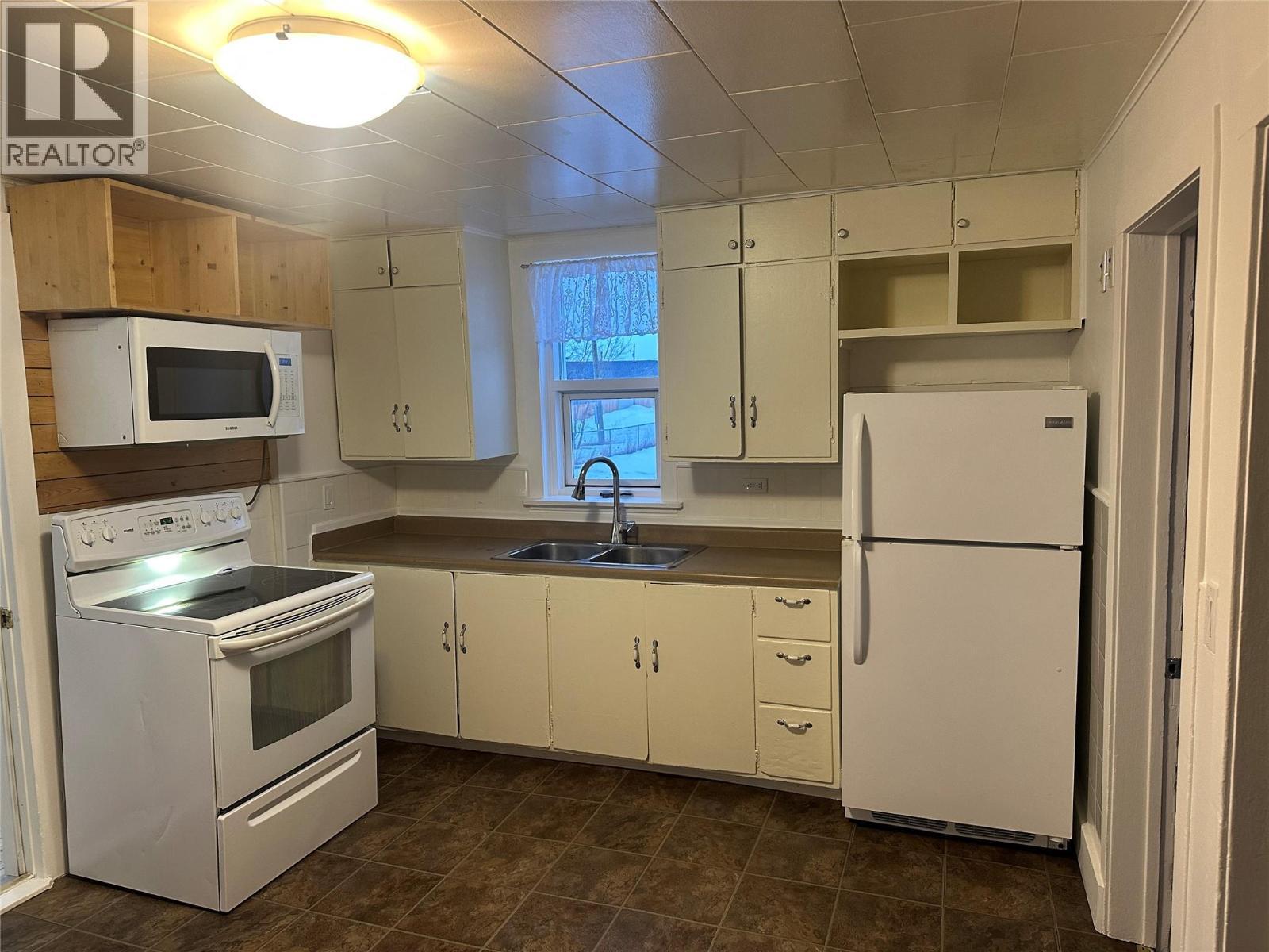 1616 102 Avenue, Dawson Creek, BC - Indoor Photo Showing Kitchen With Double Sink