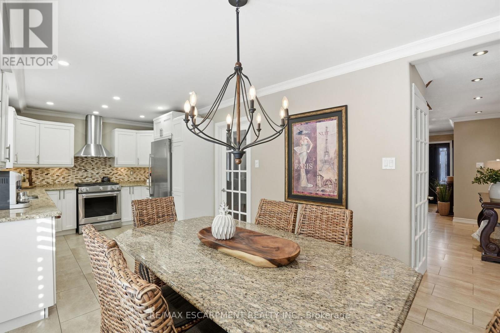 9 Stone Gate Drive, Grimsby, ON - Indoor Photo Showing Kitchen With Upgraded Kitchen