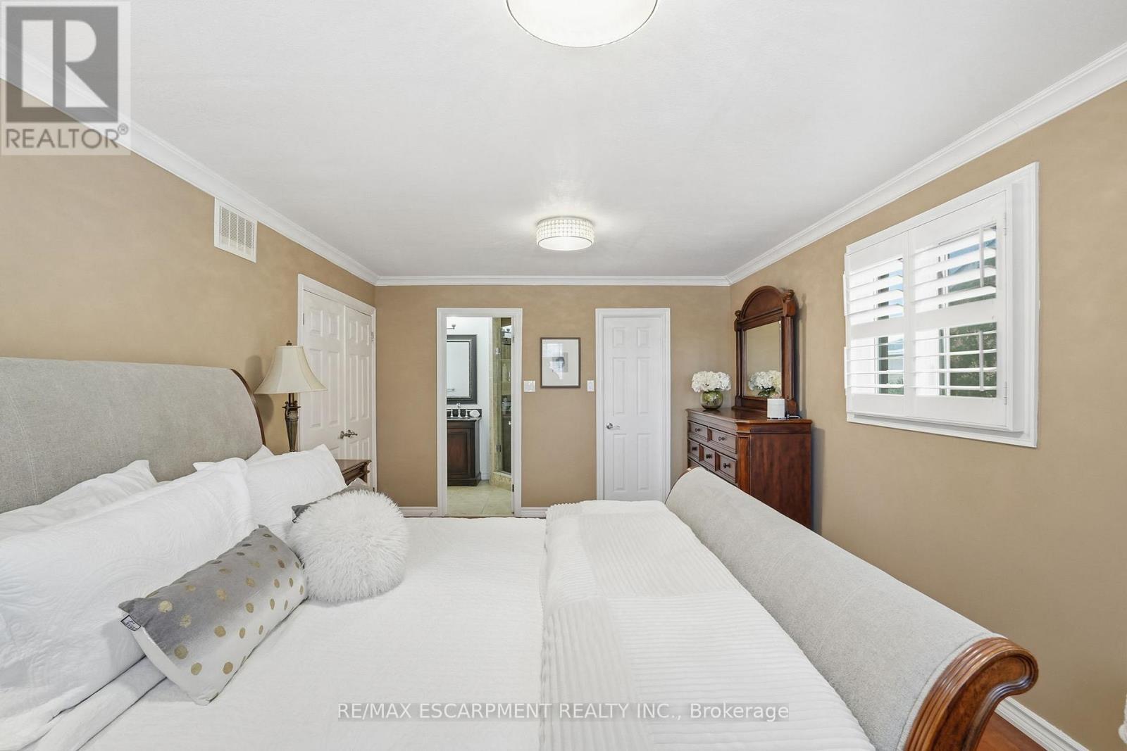 9 Stone Gate Drive, Grimsby, ON - Indoor Photo Showing Bedroom