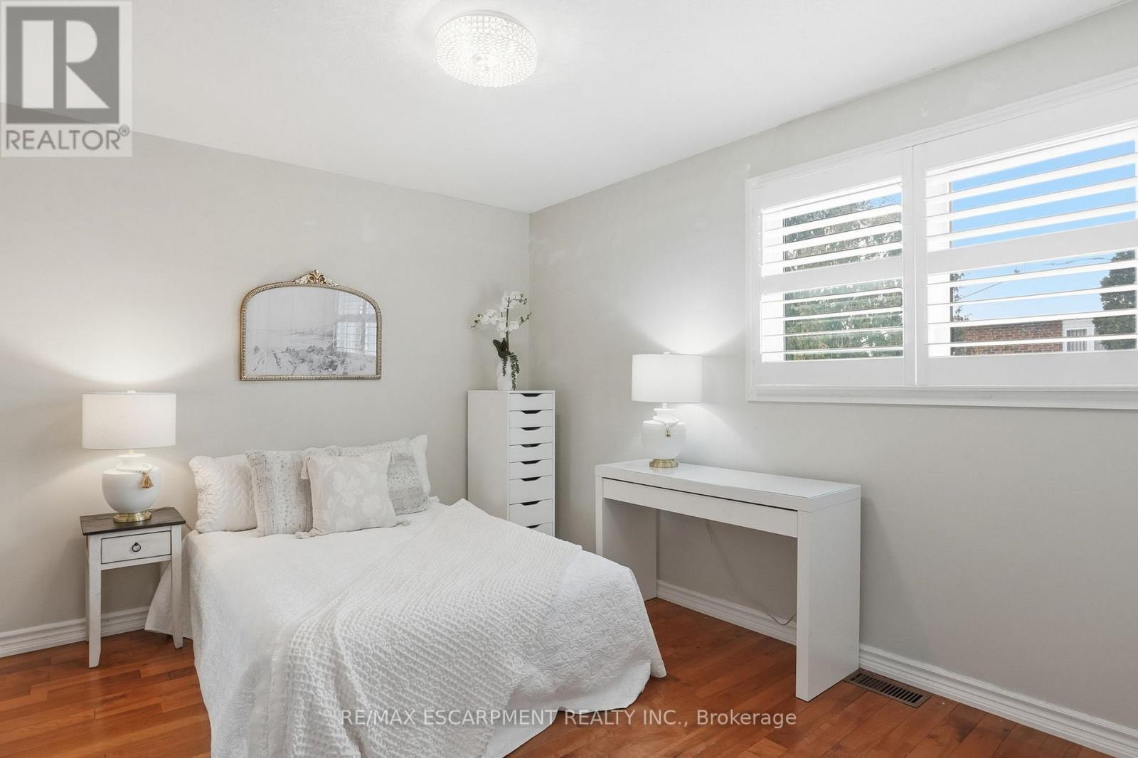 9 Stone Gate Drive, Grimsby, ON - Indoor Photo Showing Bedroom
