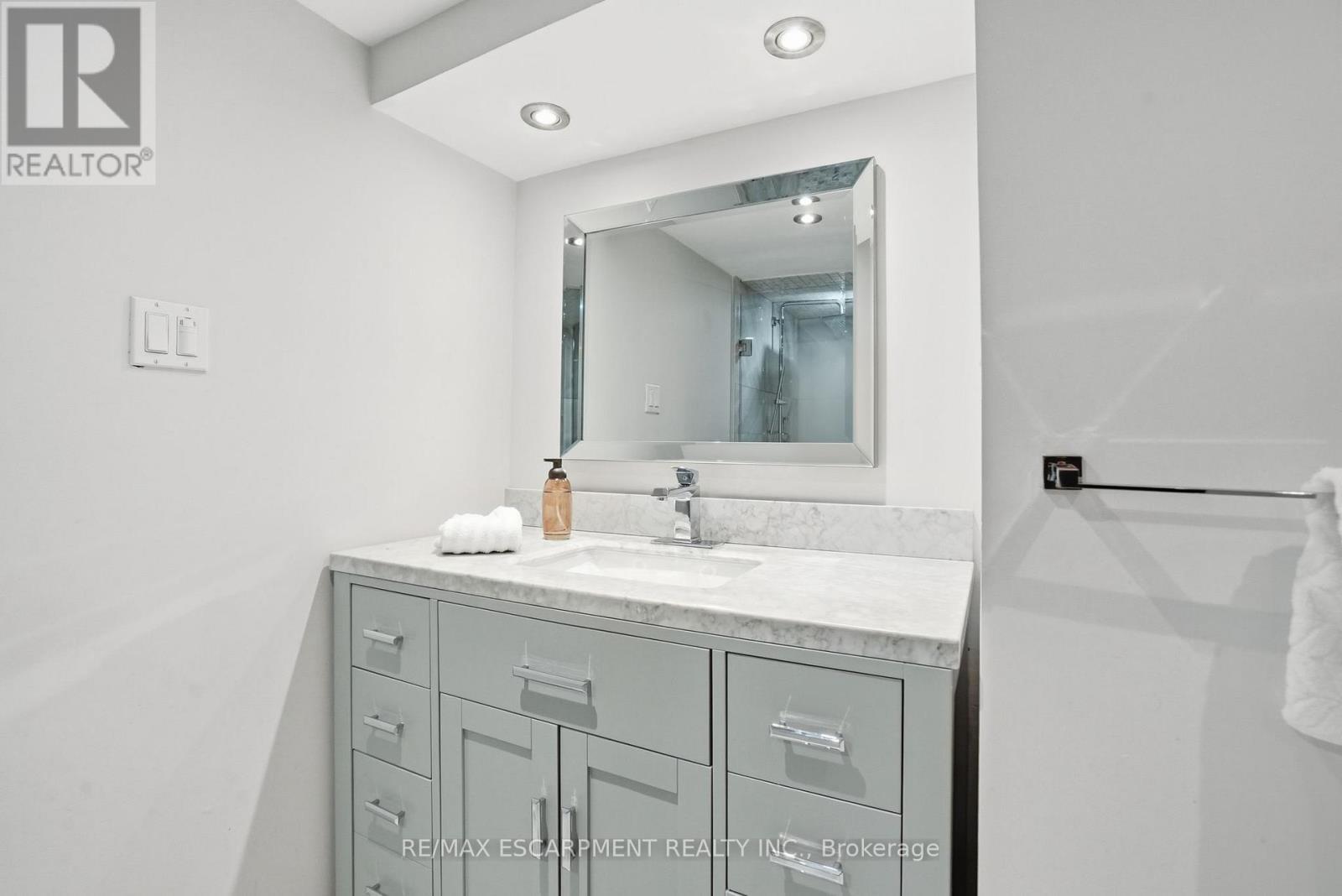 9 Stone Gate Drive, Grimsby, ON - Indoor Photo Showing Bathroom