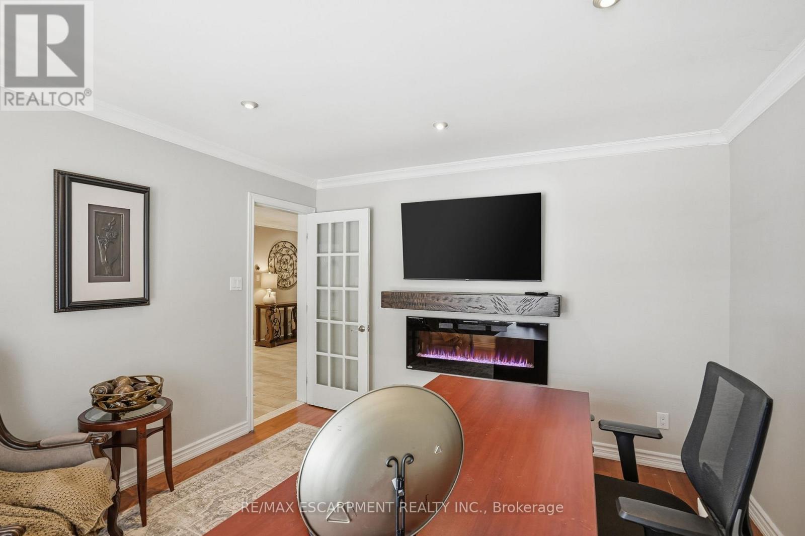 9 Stone Gate Drive, Grimsby, ON - Indoor With Fireplace