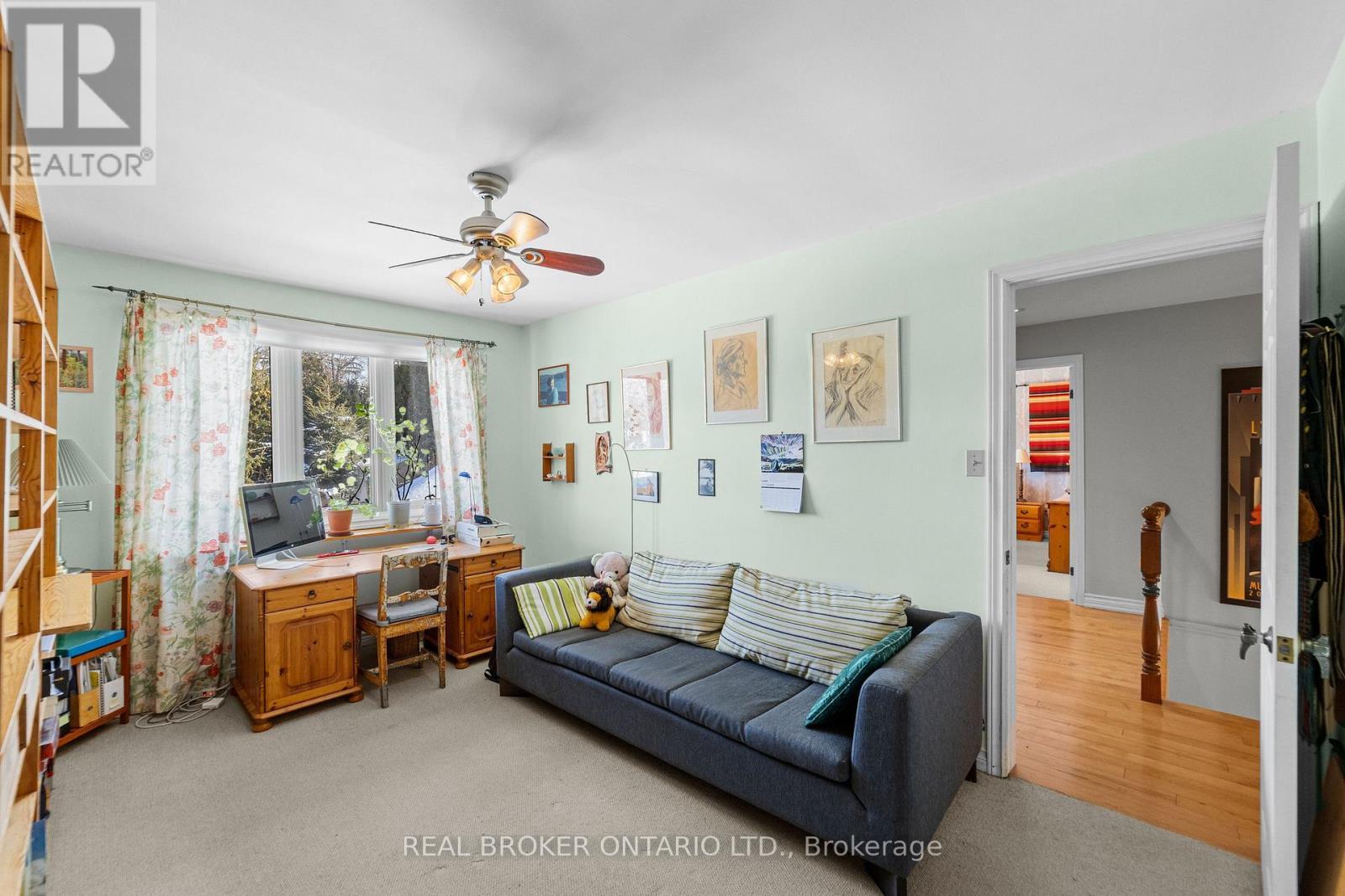 7 Templer Drive, Hamilton, ON - Indoor Photo Showing Living Room