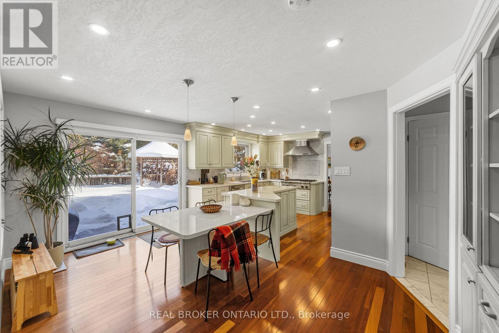 7 Templer Drive, Hamilton, ON - Indoor Photo Showing Kitchen With Upgraded Kitchen