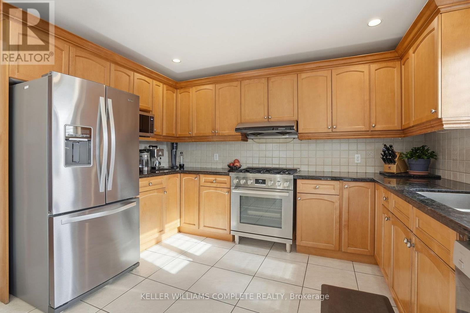 37 Southcreek Drive, Hamilton, ON - Indoor Photo Showing Kitchen