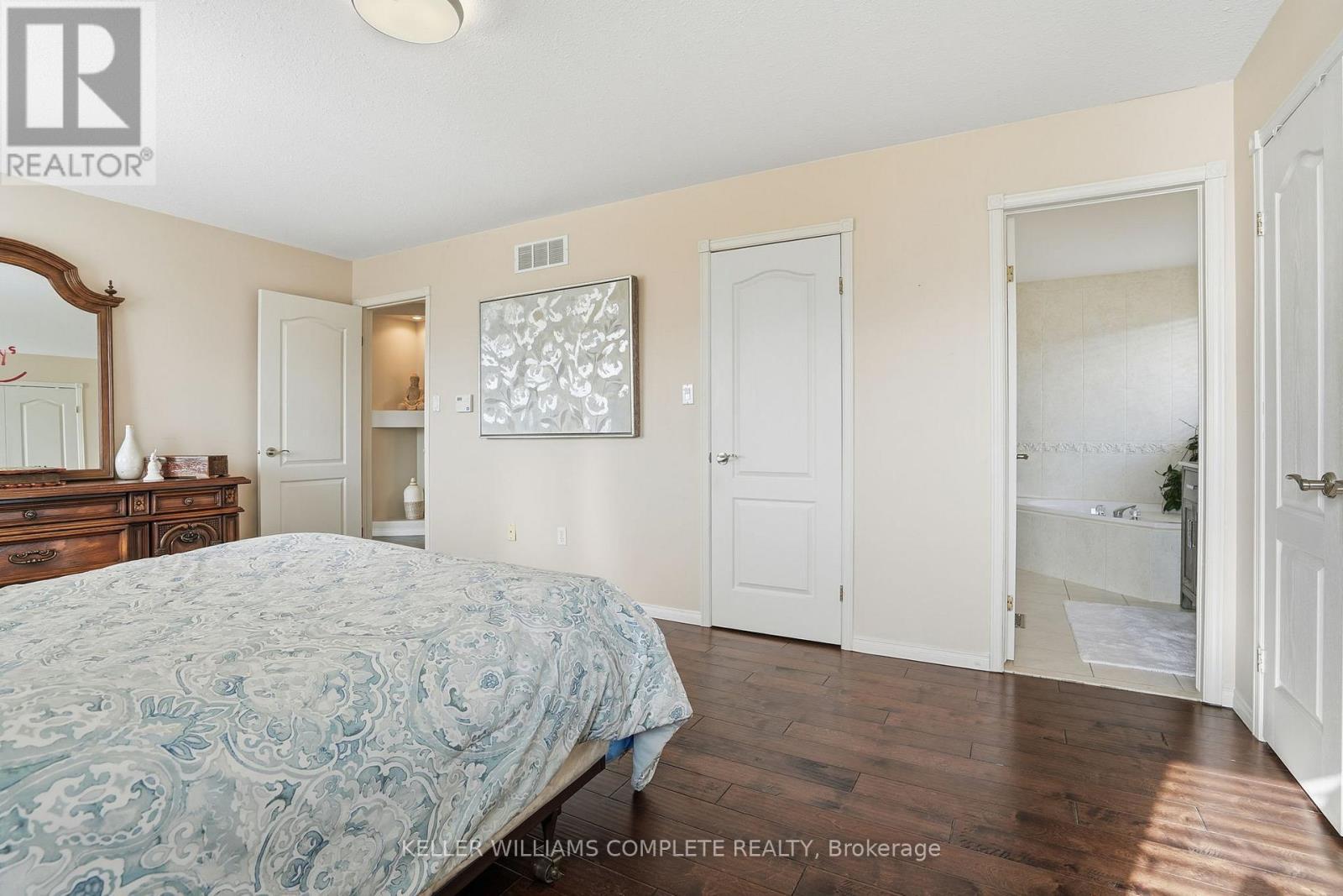 37 Southcreek Drive, Hamilton, ON - Indoor Photo Showing Bedroom